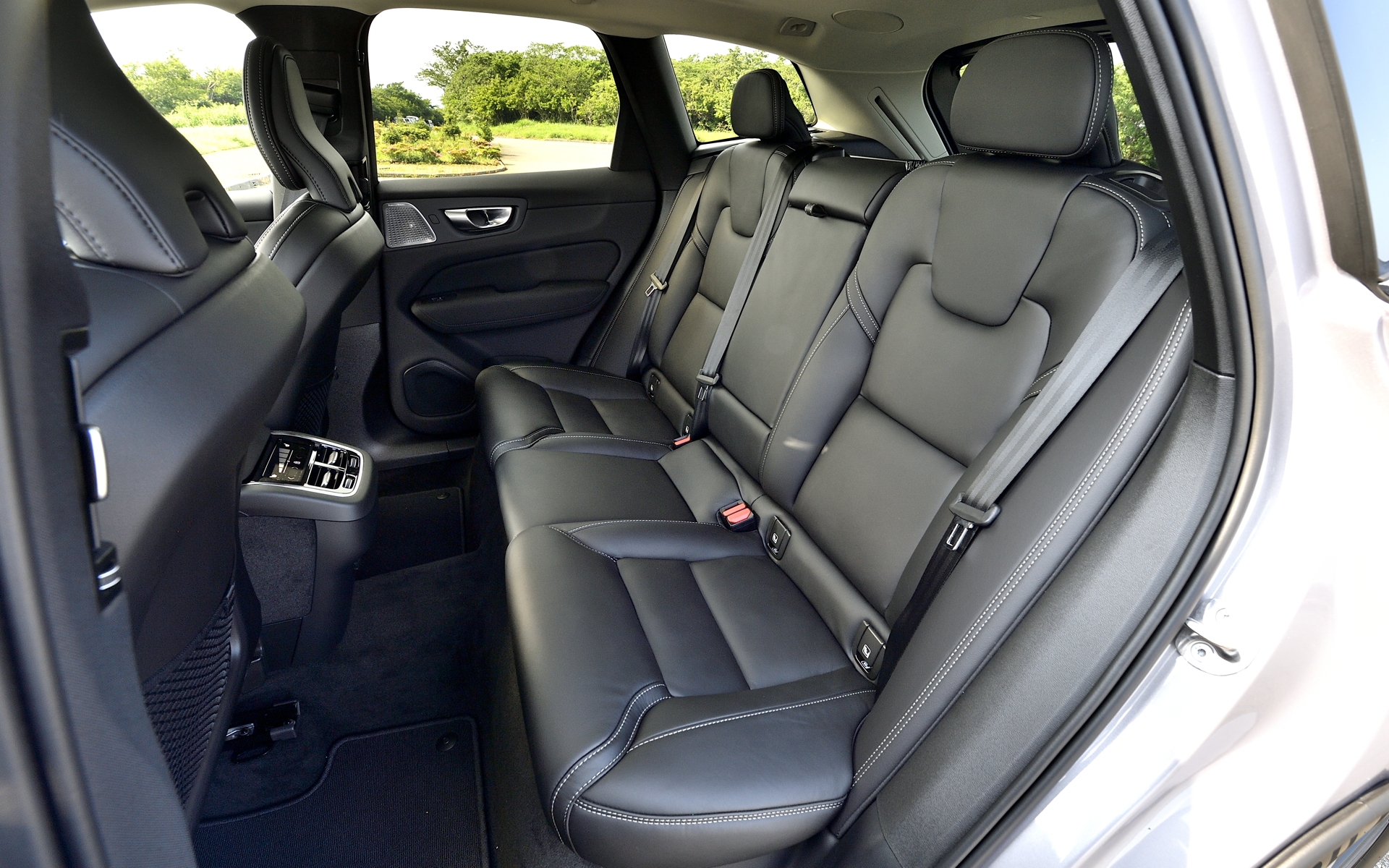 Plusグレードは従来の本革シートに替わり、リサイクル素材とバイオベース素材から作られた「ノルディコ」シートを採用。最上級のUltraグレードでは、従来のファインナッパレザーに加え、100％リサイクルポリエステル素材「ネイビー・ヘリンボーンウィーブ」を無償で選択できる