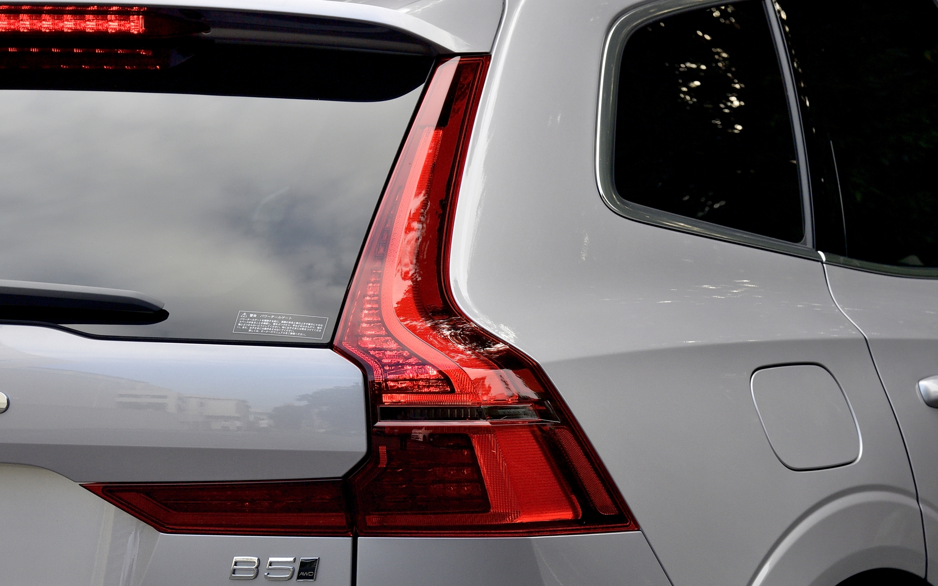 新デザインの19インチホイール（7.5J）は、5ダブルスポーク（ダイヤモンドカット/グロッシーブラック）となった。フルLEDテールライトはダークカラーに変更