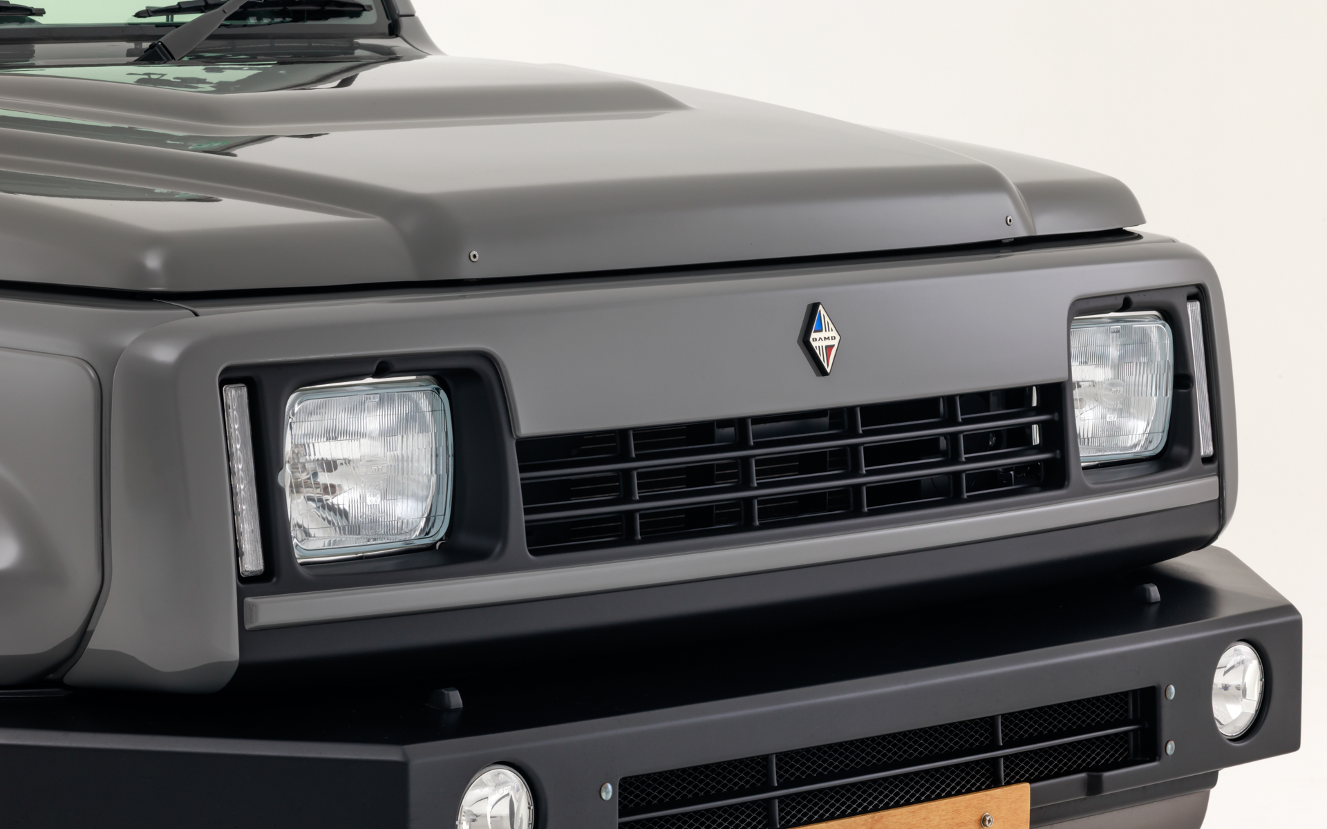 フロントグリル単品は12万9800円（未塗装品素地）