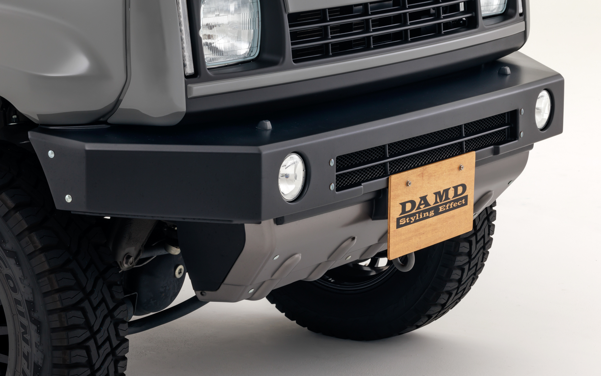 フロントバンパー単品は6万3800円（未塗装品素地）