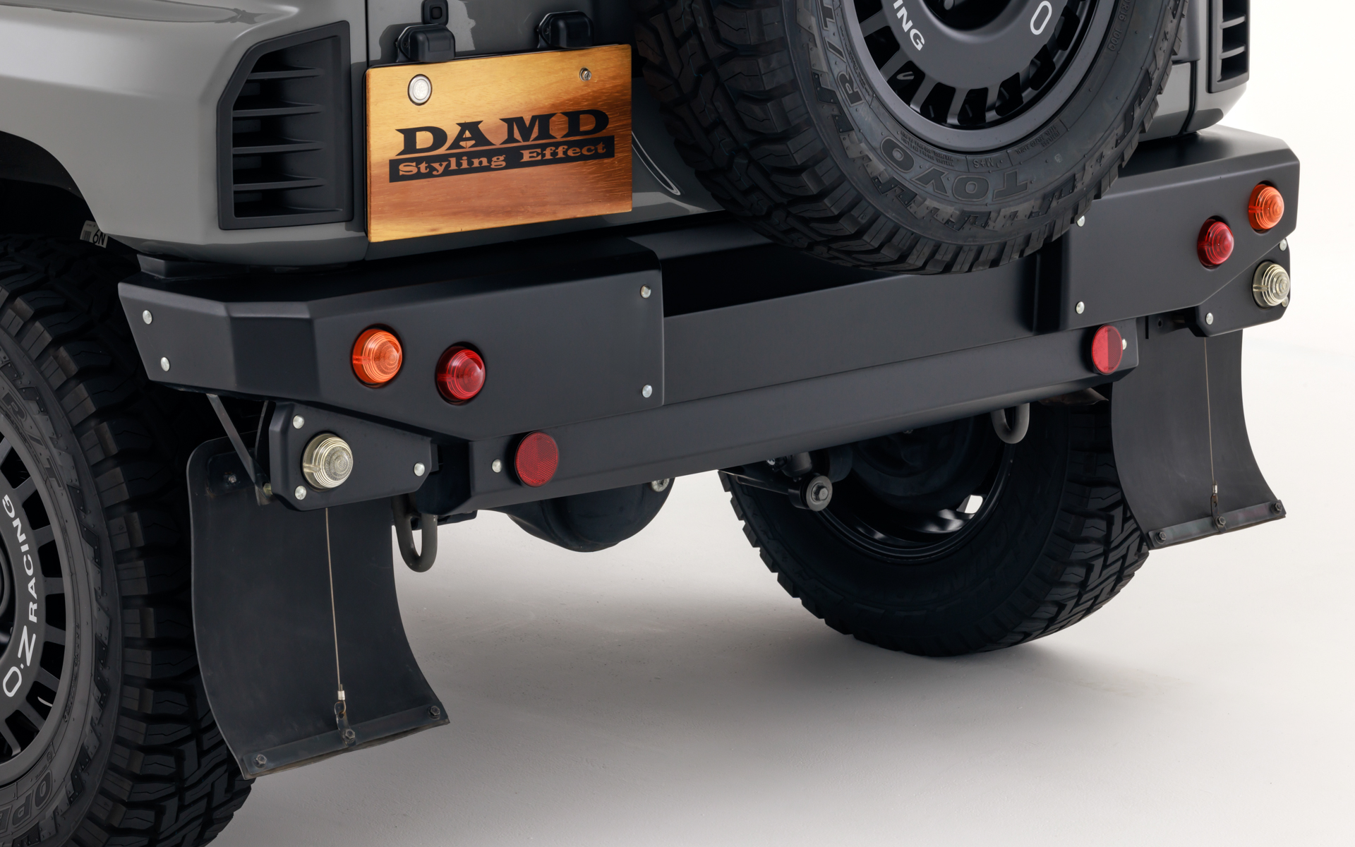 リアバンパー単品は8万1400円（未塗装品素地）