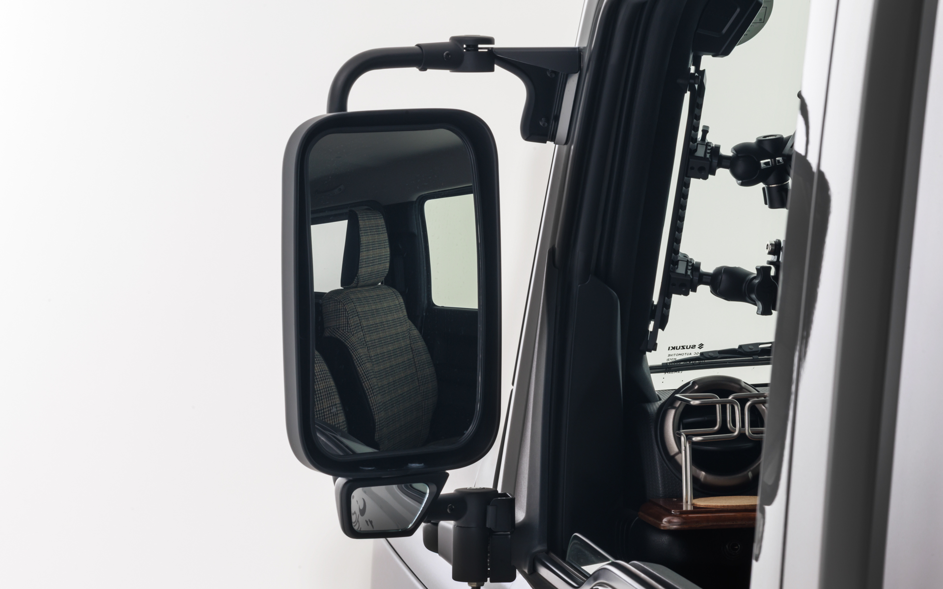 トラックミラー単品は7万5900円（マットブラック）