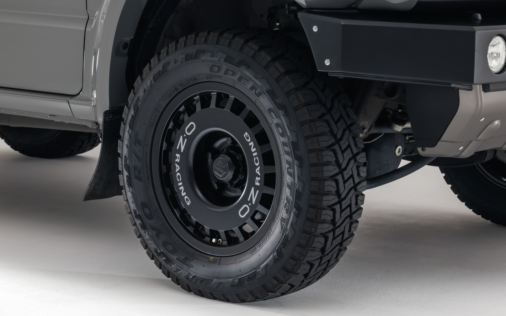 Saudadeコンプリートキット＋OZ Rally Racing 5本セットの設定もあり。価格はボンネットフードカバーありが57万2000円、ボンネットフードカバーなしが51万7000円。