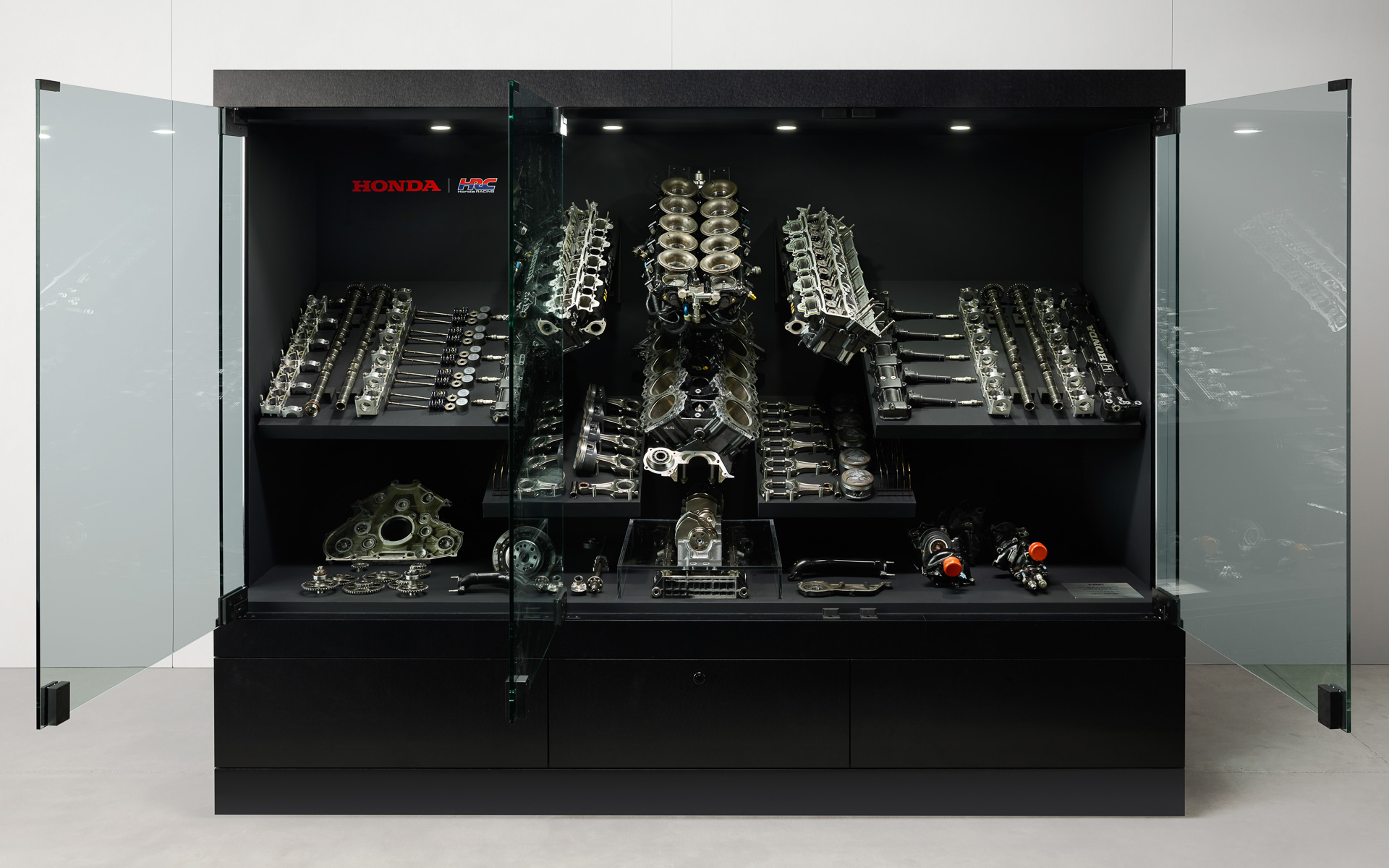 HRCがオークションに出品するV10エンジン「RA100E」のV805号機