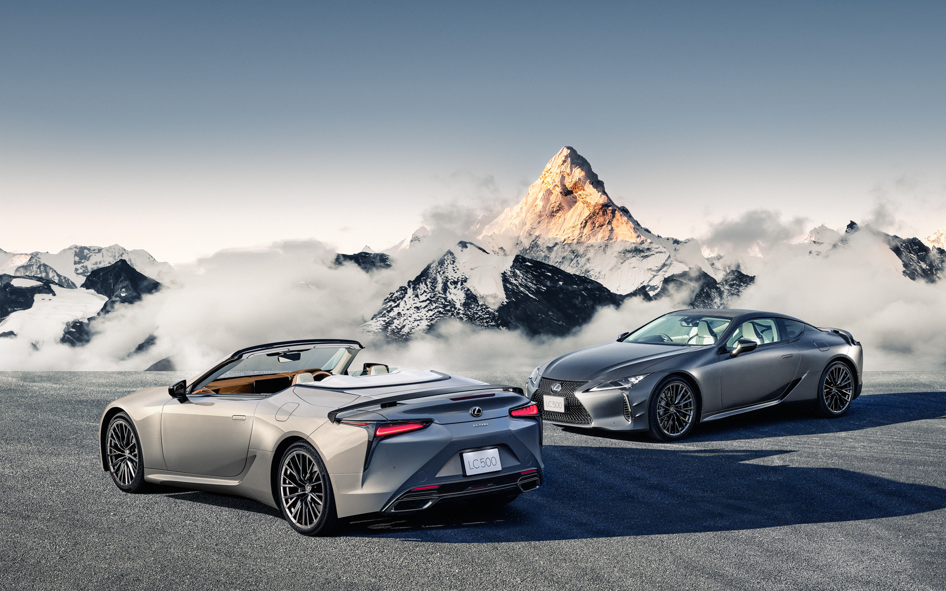 LC500 Convertible 特別仕様車“PINNACLE”（左）LC500 特別仕様車“PINNACLE”（右）