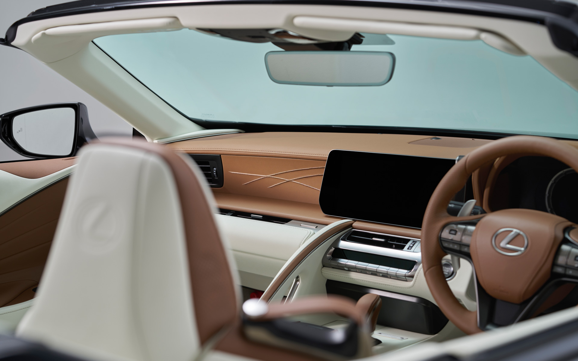 LC500 Convertible 特別仕様車“PINNACLE”インテリアカラー ： サドルタン＆ホワイト