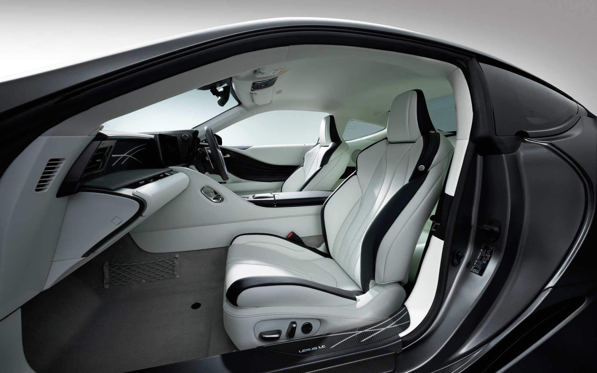 特別仕様車専用インテリアカラー ： ブラック＆ホワイト（LC500 特別仕様車“PINNACLE”）