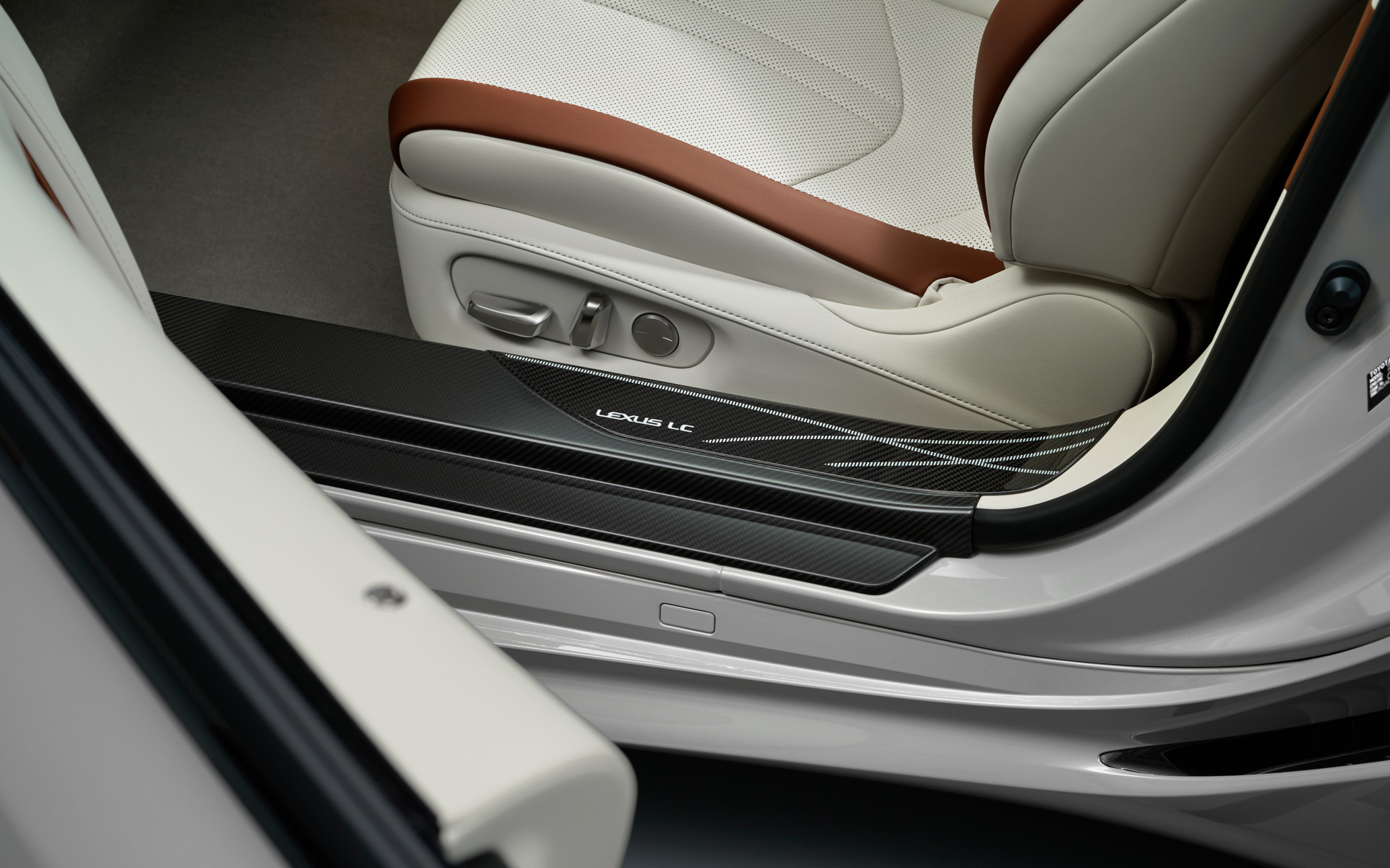 特別仕様車専用スカッフプレート（LC500 Convertible“PINNACLE”）