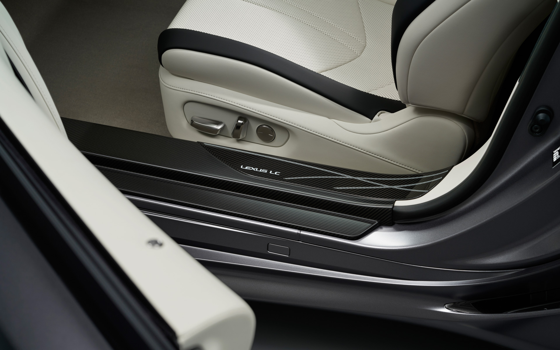 特別仕様車専用スカッフプレート（LC500 特別仕様車“PINNACLE”）