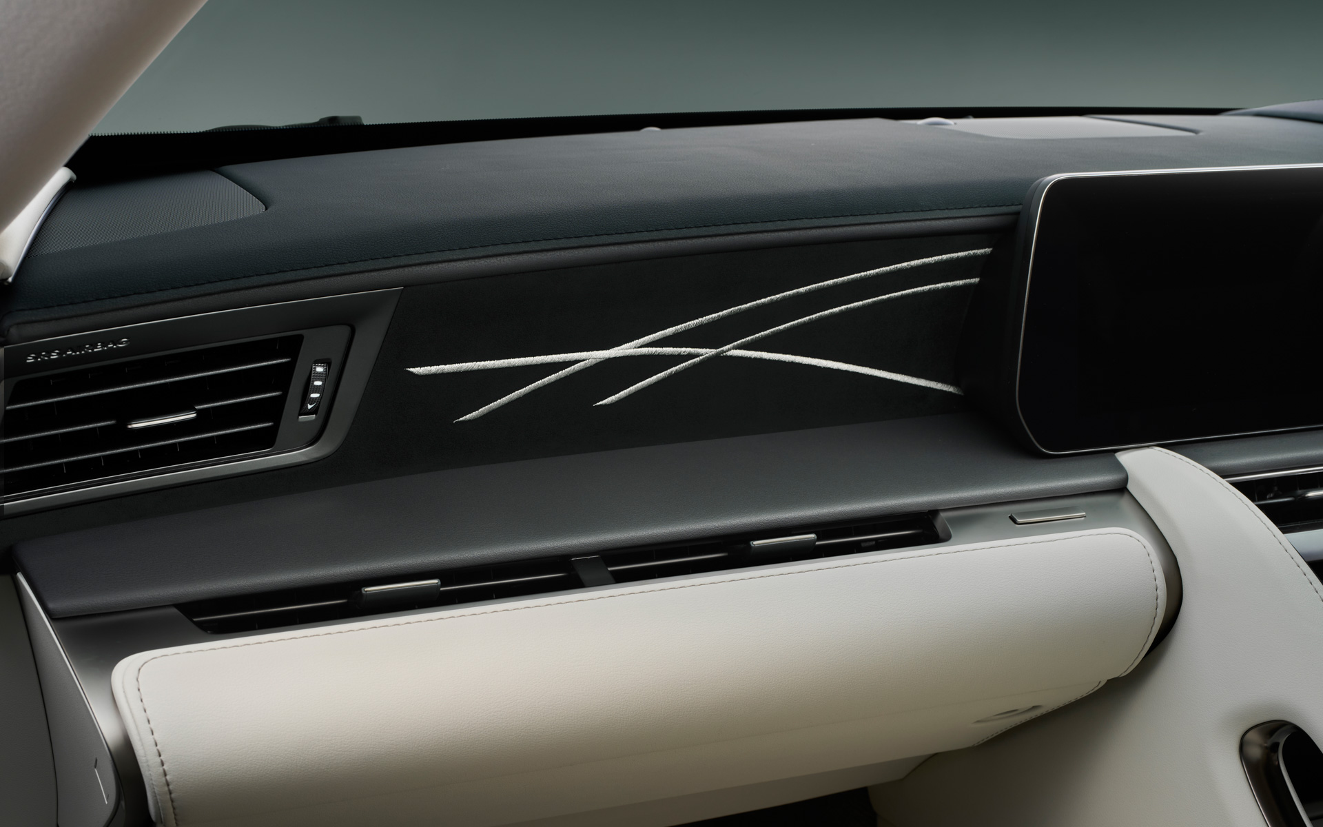 特別仕様車専用グラデーション刺繍（LC500“PINNACLE”）