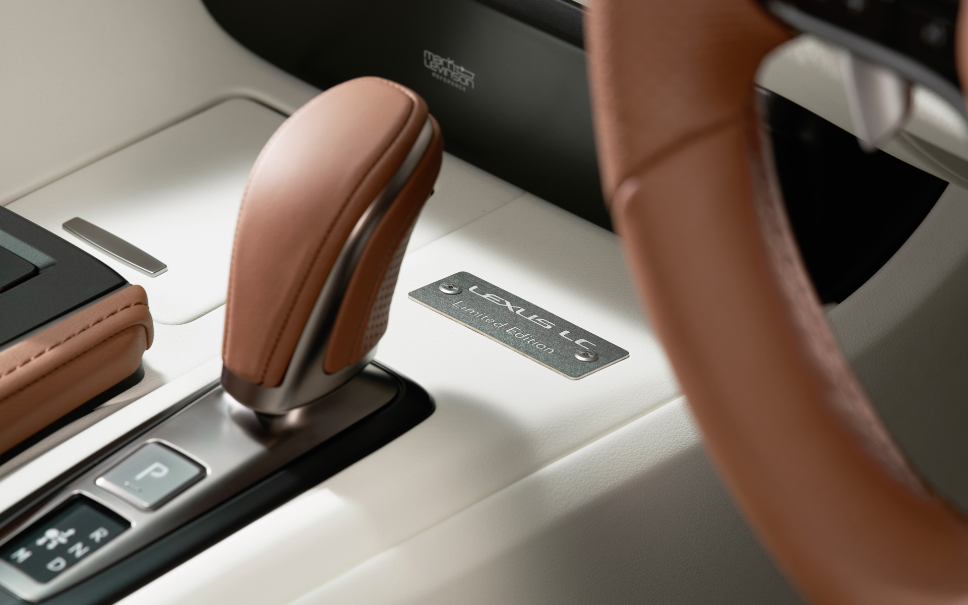 特別仕様車専用プレート（LC500 Convertible“PINNACLE”）