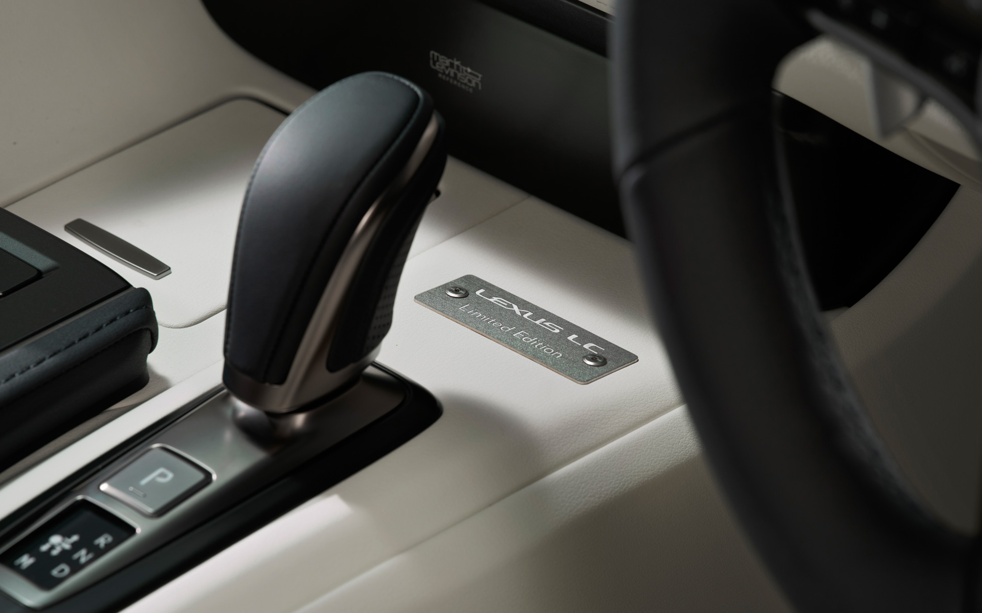 特別仕様車専用プレート（LC500 特別仕様車“PINNACLE”）