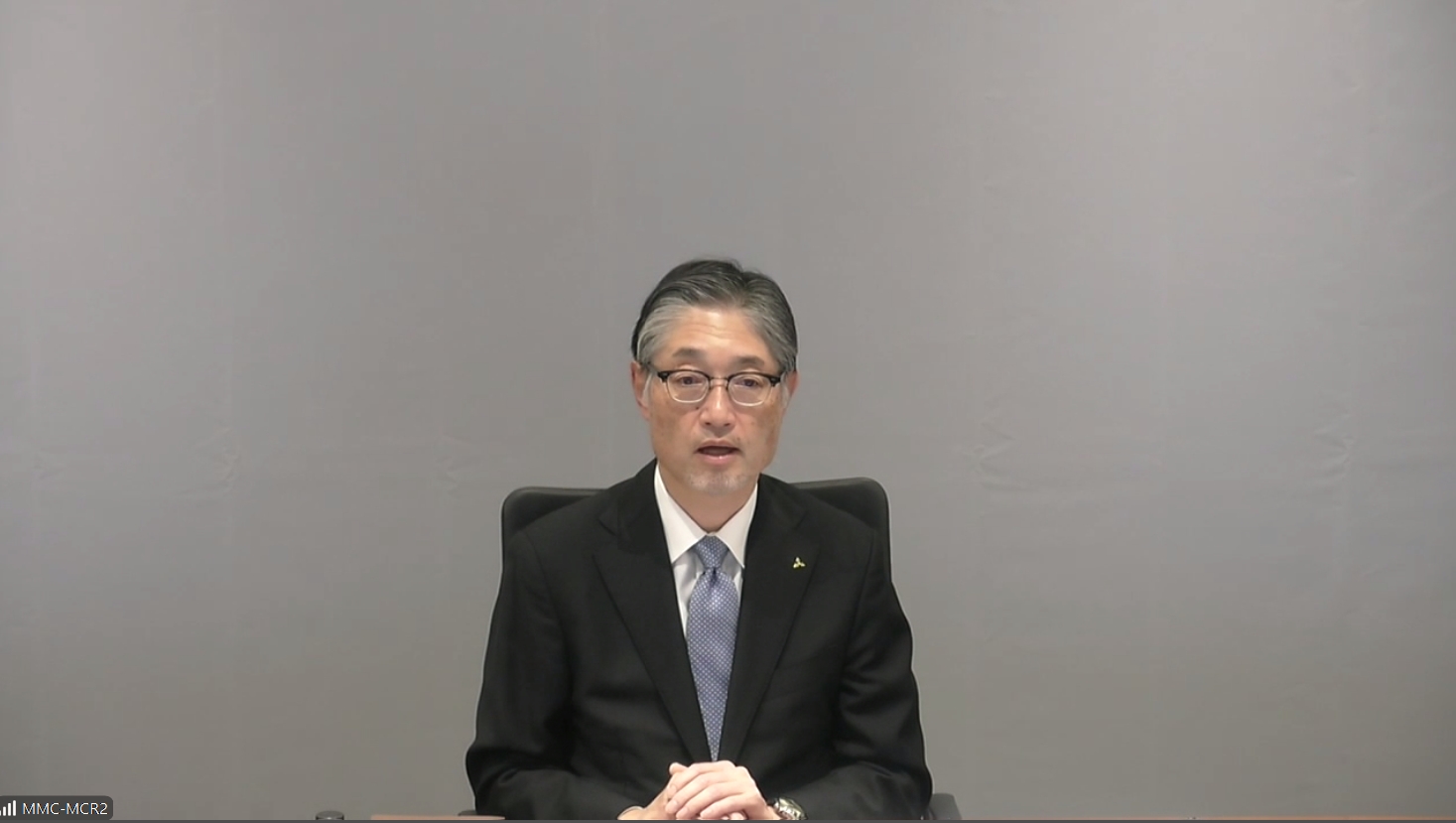 質疑応答で回答する松岡CFO