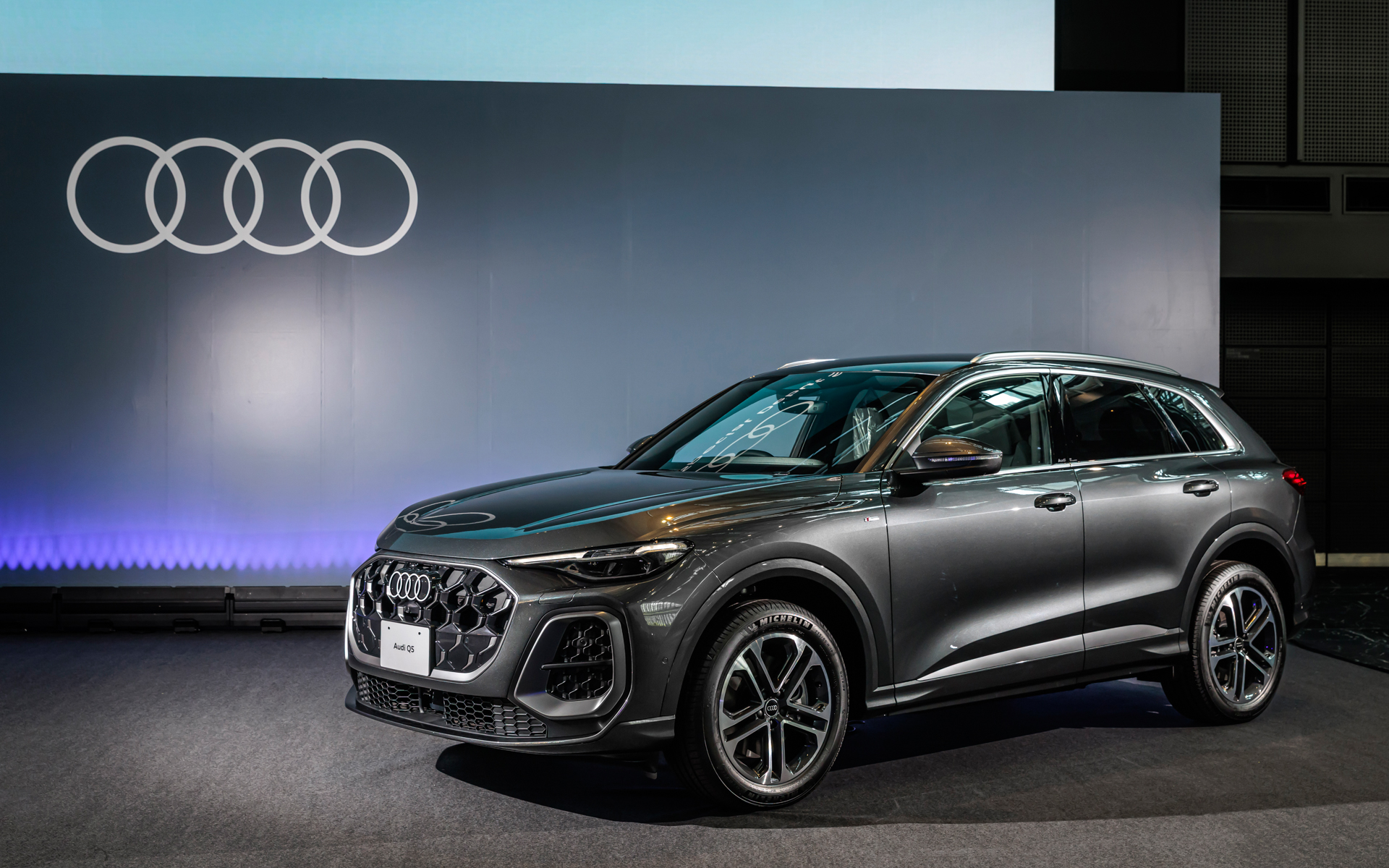 新型Q5 TDI quattro 150kW advanced。価格は788万円。ボディカラーはデイトナグレーパールエフェクト