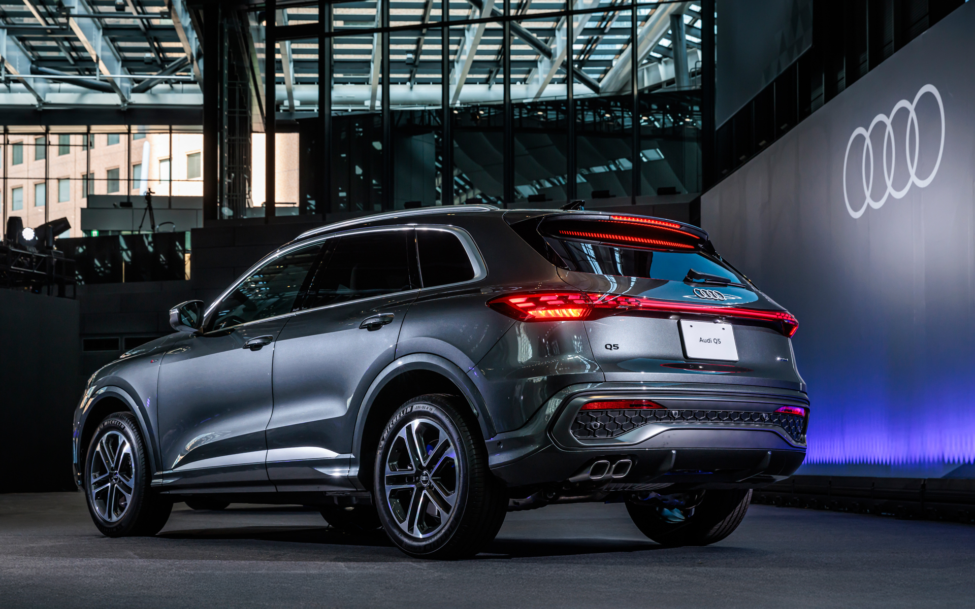 新型Q5 TDI quattro 150kW advanced。価格は788万円。ボディカラーはデイトナグレーパールエフェクト