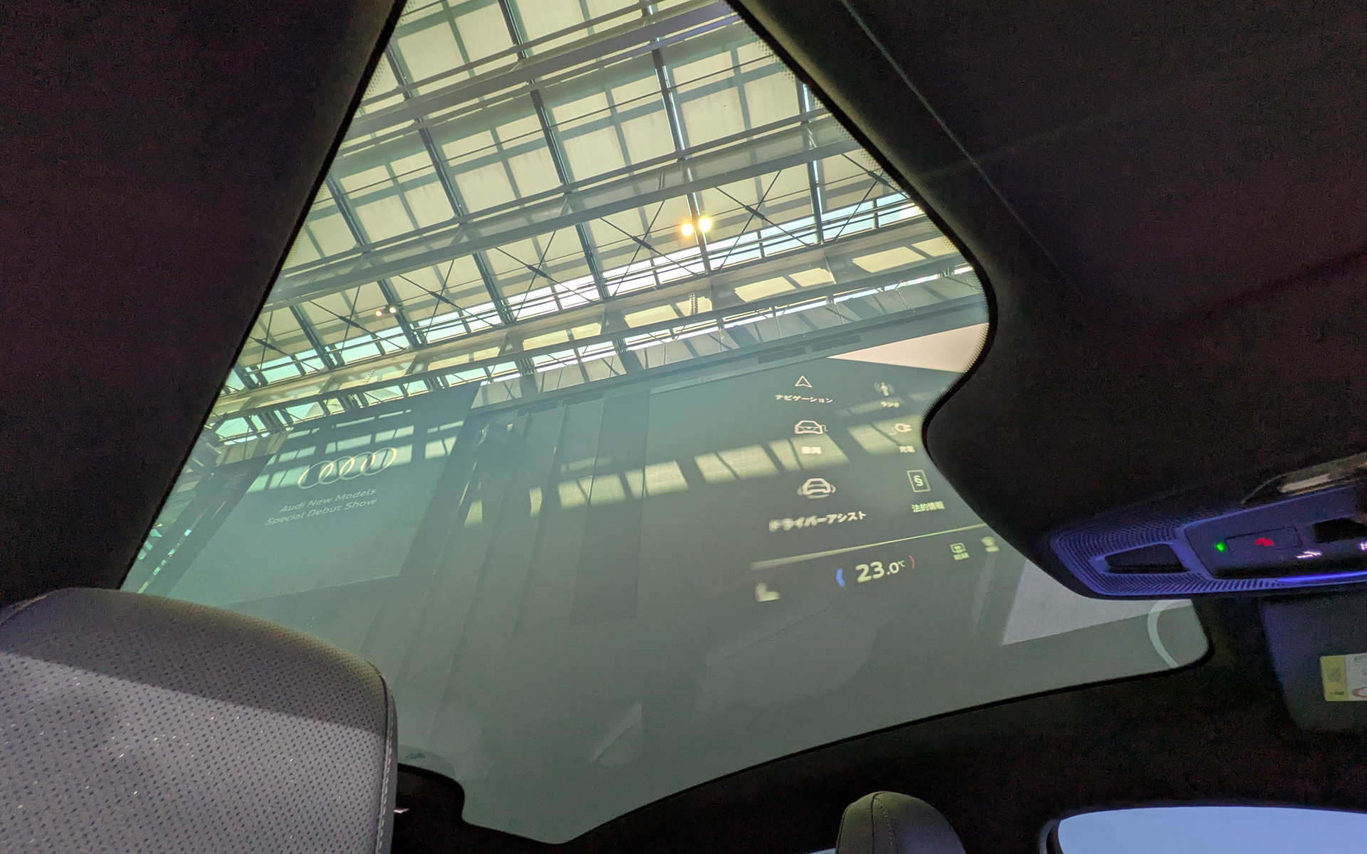 スマートパノラマガラスルーフはボタン操作1つで段階的に透明・不透明を切り替えられる