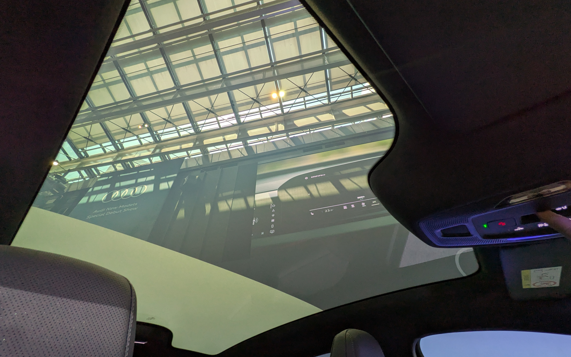 スマートパノラマガラスルーフはボタン操作1つで段階的に透明・不透明を切り替えられる