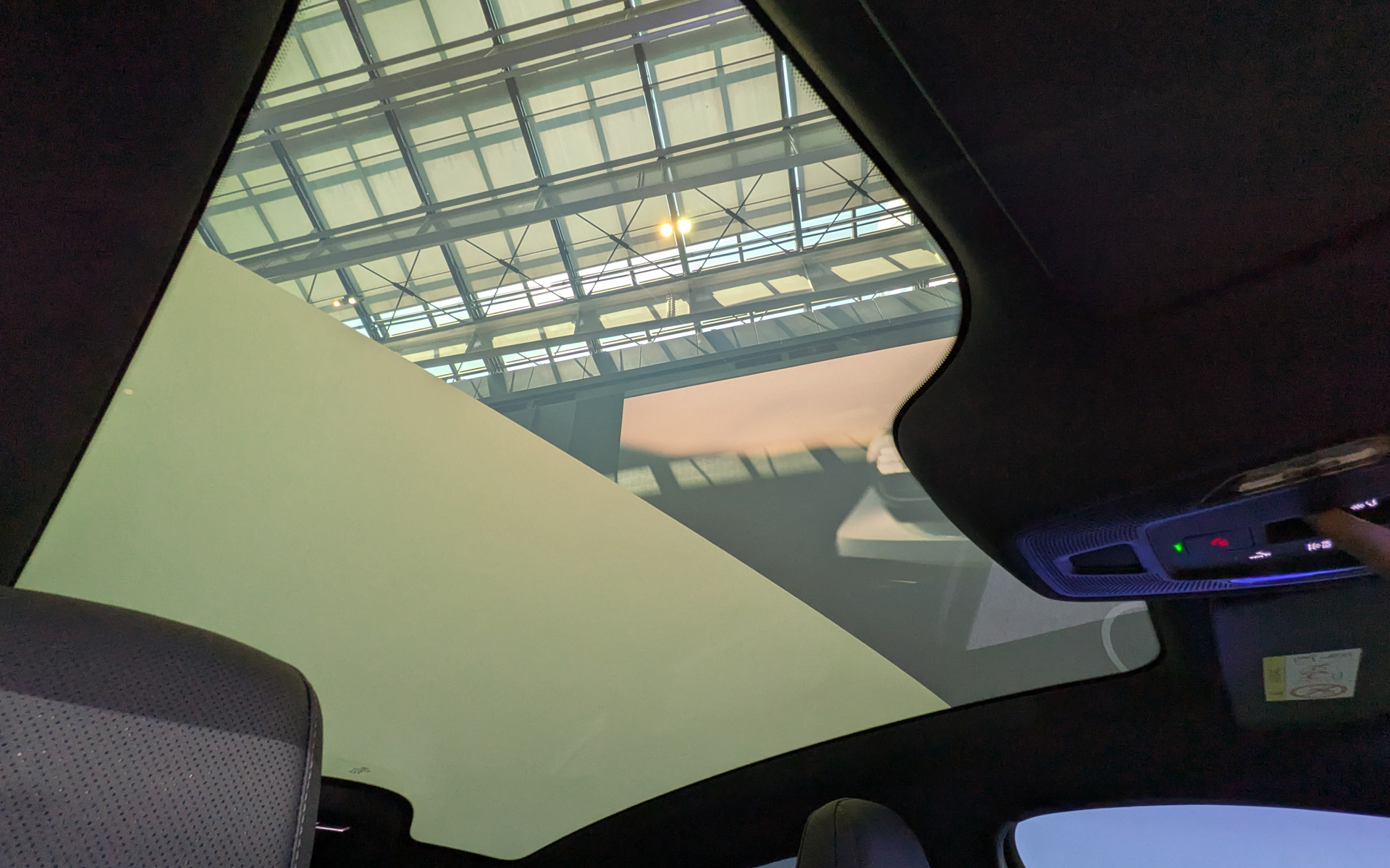 スマートパノラマガラスルーフはボタン操作1つで段階的に透明・不透明を切り替えられる