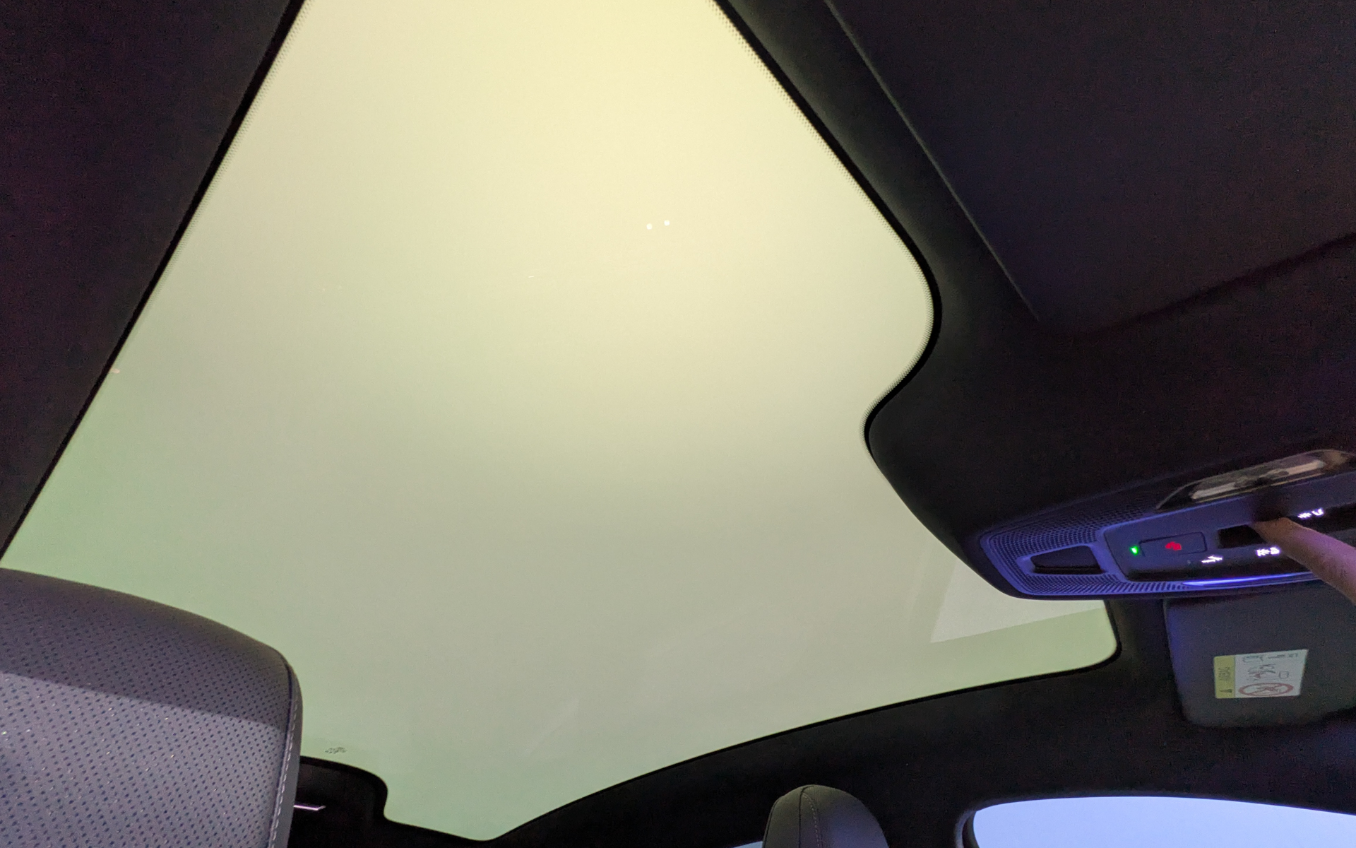 スマートパノラマガラスルーフはボタン操作1つで段階的に透明・不透明を切り替えられる