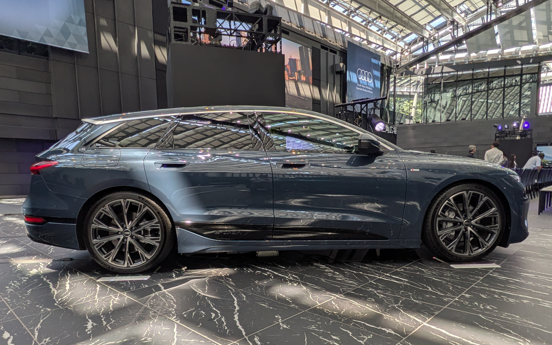 Avantはリアまわりの形状が異なる。ラゲッジスペース容量は502Lで、後席を倒せば1422Lまで拡張できる