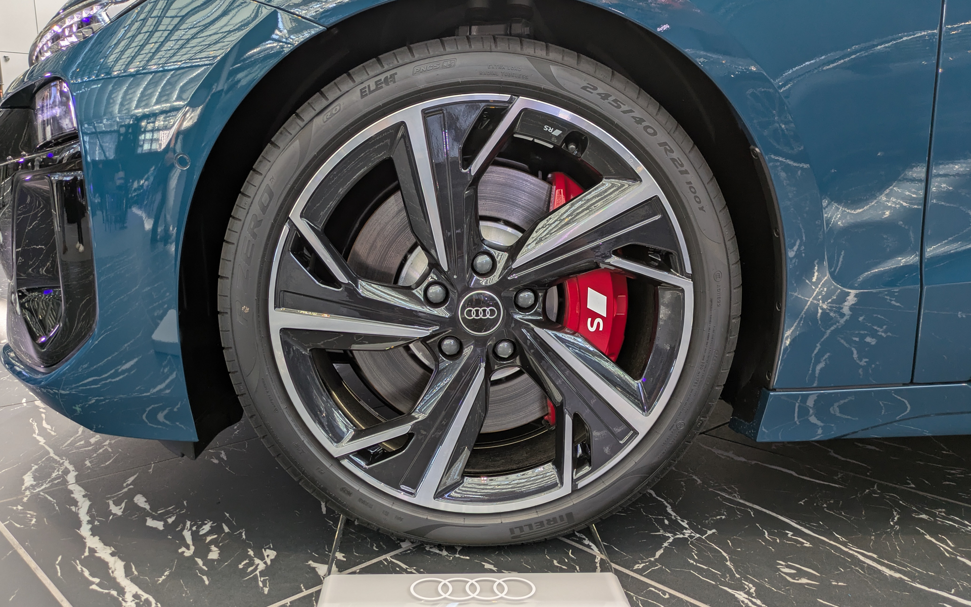 タイヤはピレリの「P ZERO」を装着。サイズは前245/40R21、後275/35R21