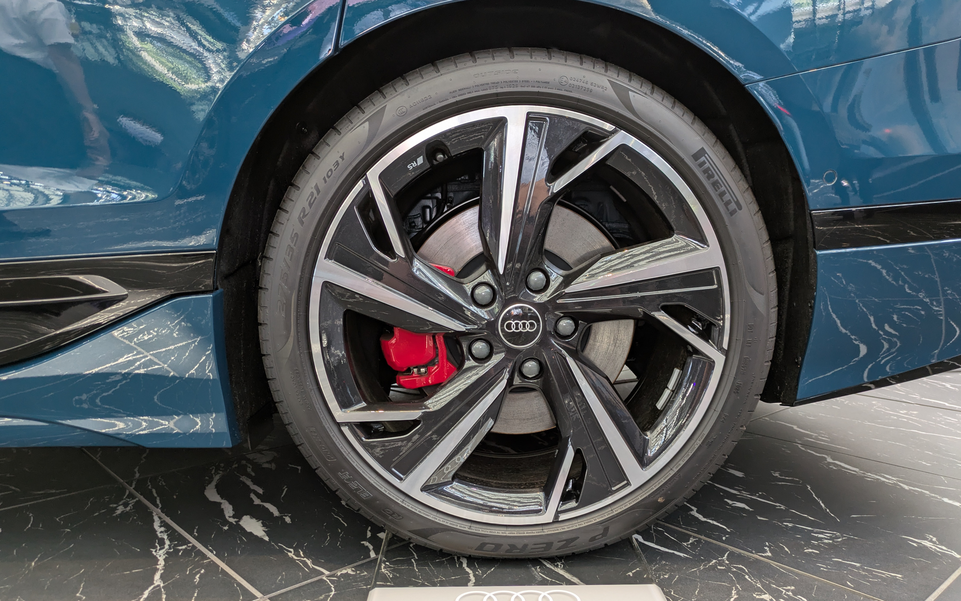 タイヤはピレリの「P ZERO」を装着。サイズは前245/40R21、後275/35R21