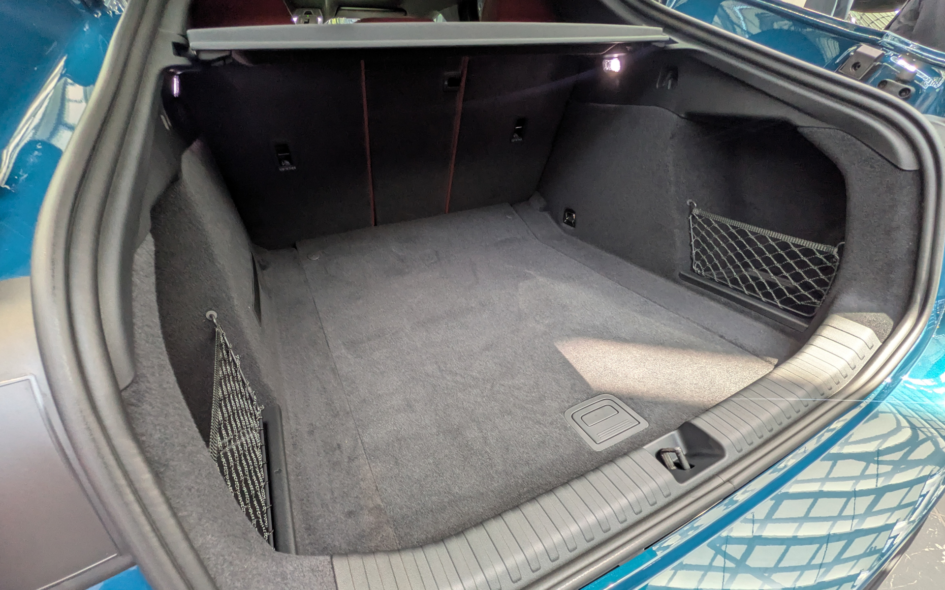 ラゲッジスペース容量は502L。後席を倒せば1330Lまで拡張できる