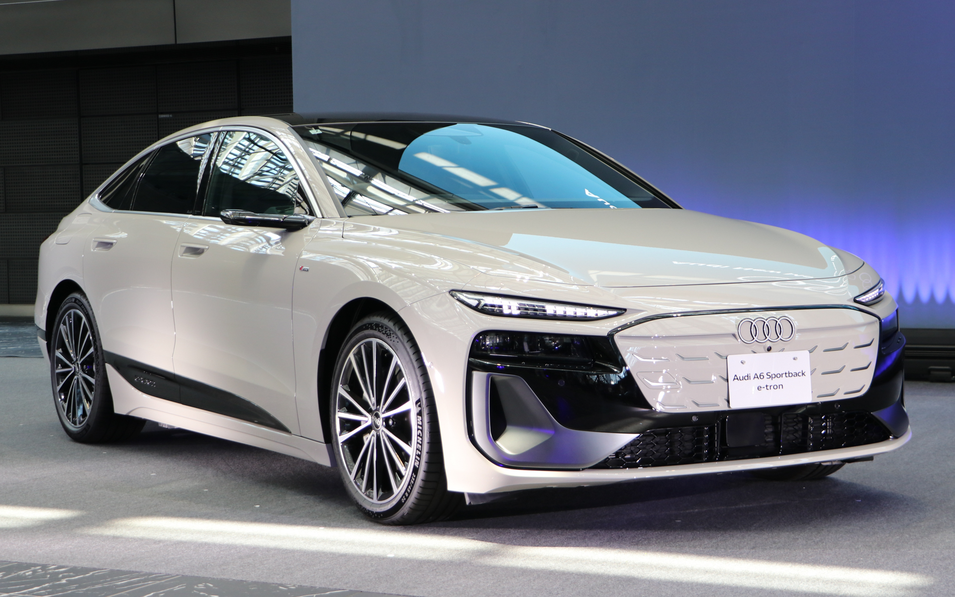 新型A6 Sportback e-tron performance。価格は981万円。ボディサイズは4930×1925×1470mm（全長×全幅×全高）