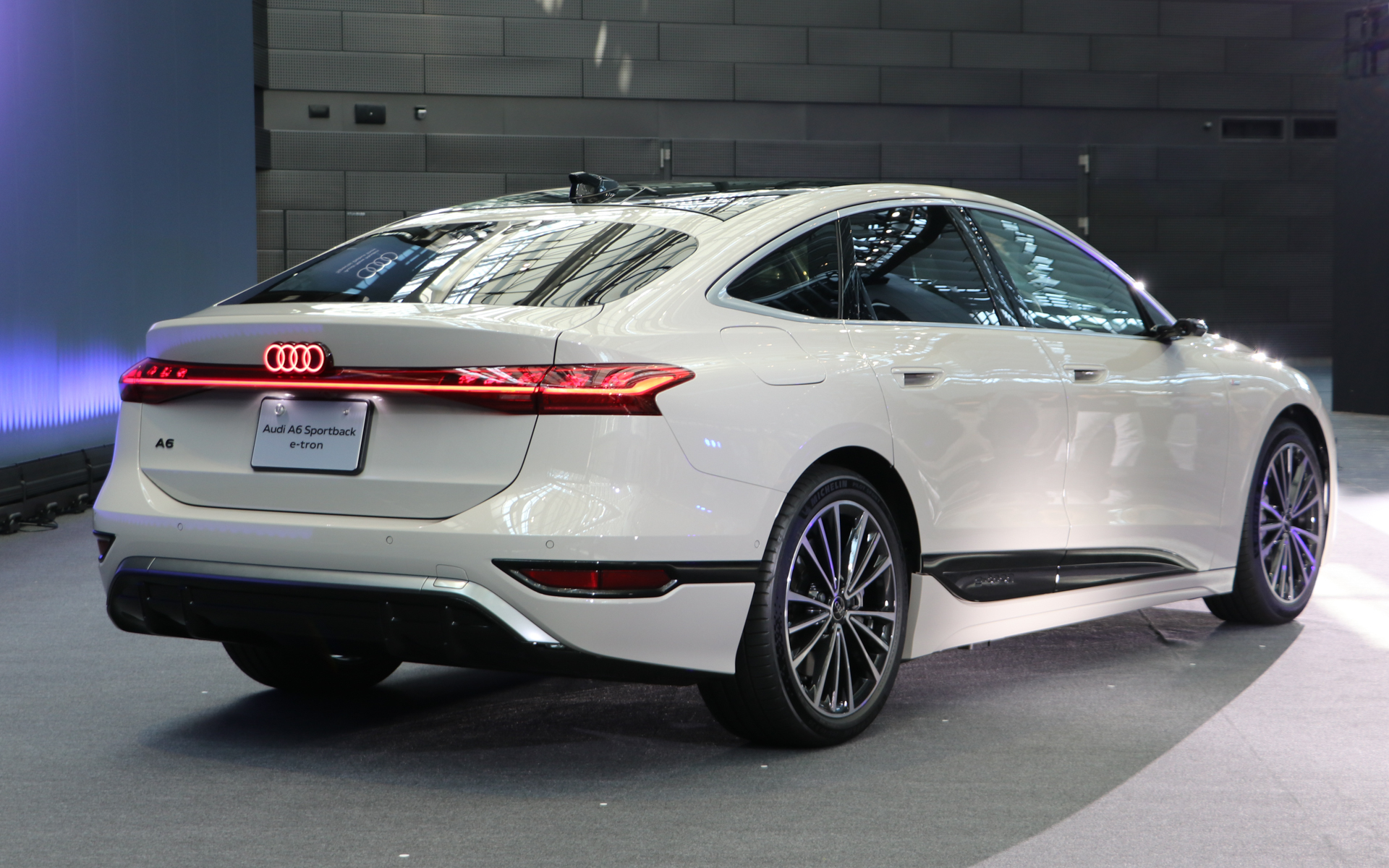 新型A6 Sportback e-tron performance。価格は981万円。ボディサイズは4930×1925×1470mm（全長×全幅×全高）