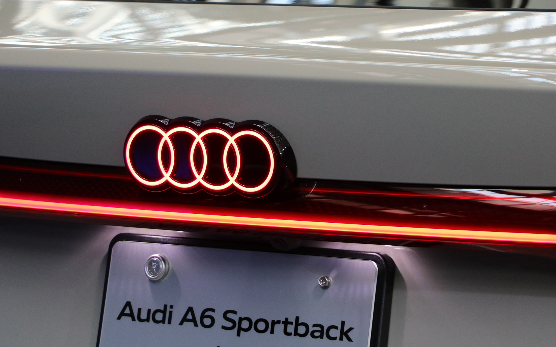 赤く点灯するリアエンブレムはオプション設定