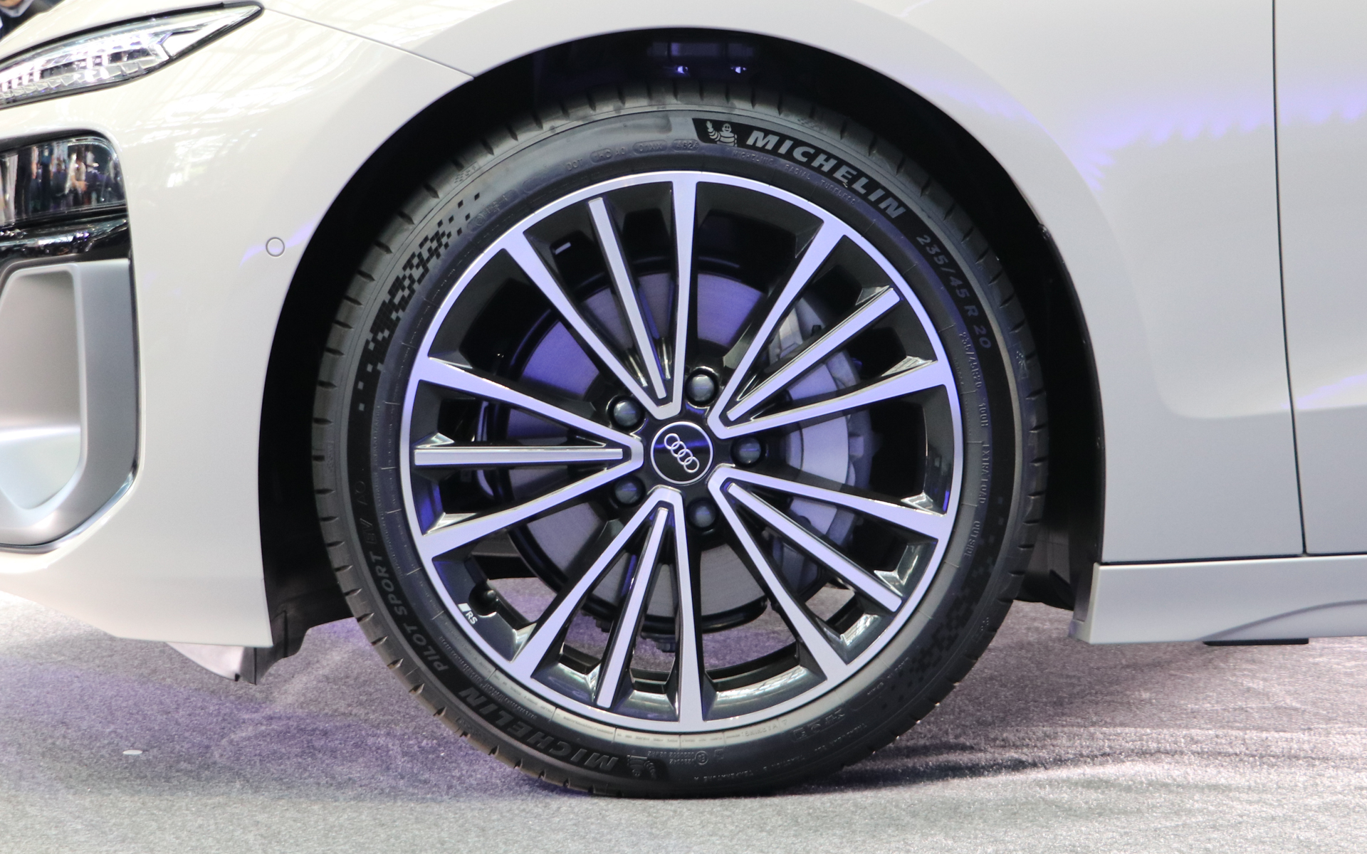 タイヤはミシュラン「パイロットスポーツ」で、サイズは前235/45R20、後265/40R20