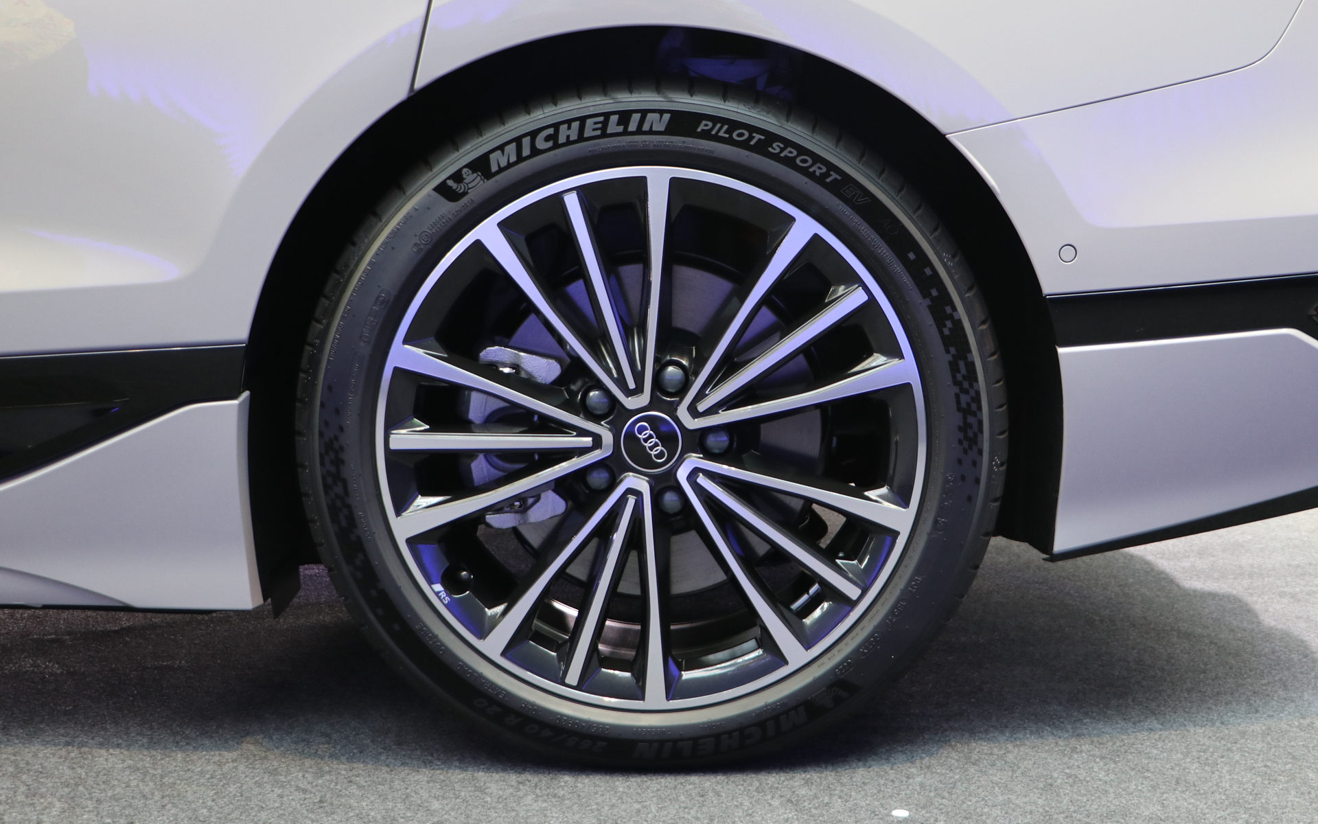 タイヤはミシュラン「パイロットスポーツ」で、サイズは前235/45R20、後265/40R20