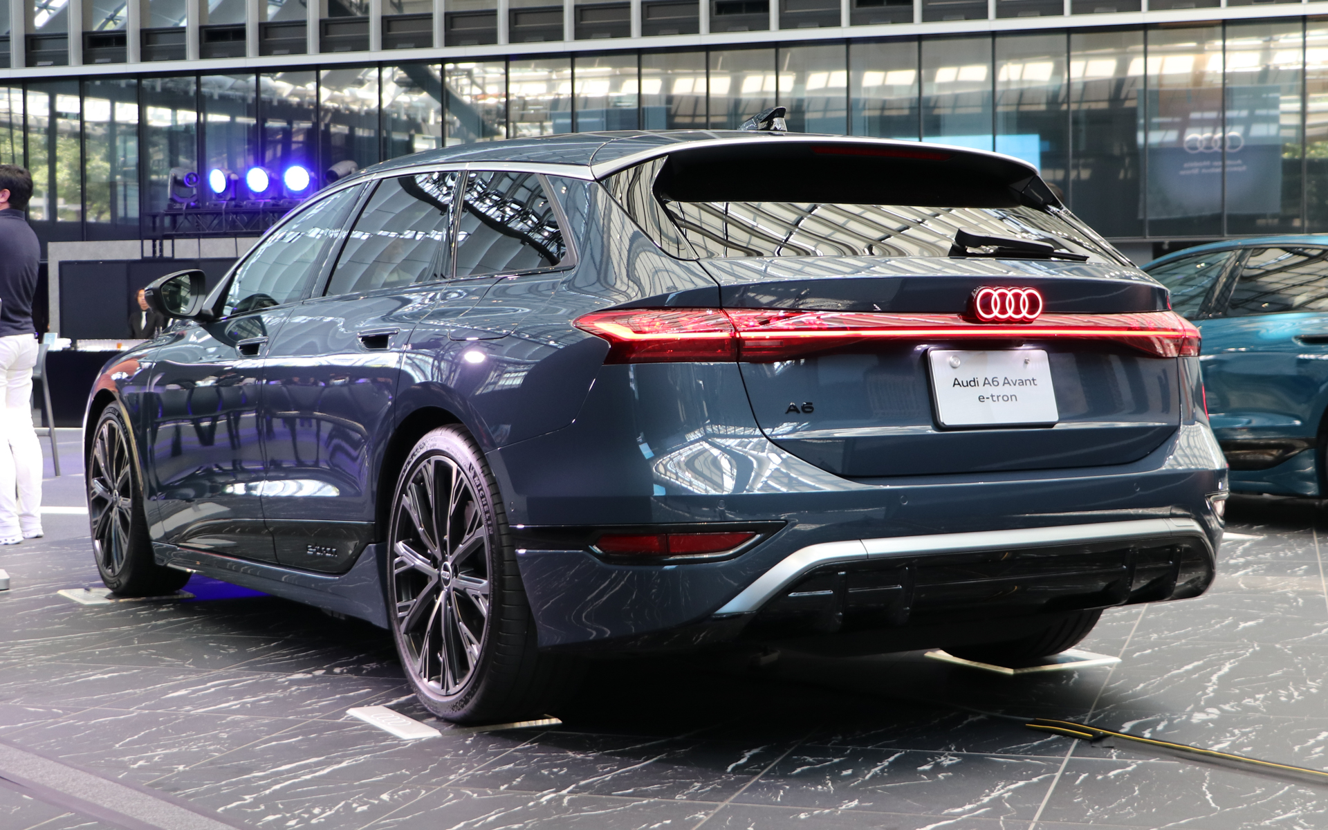 新型A6 Avant e-tron performance。価格は1012万円。ボディカラーはプラズマブルー メタリック