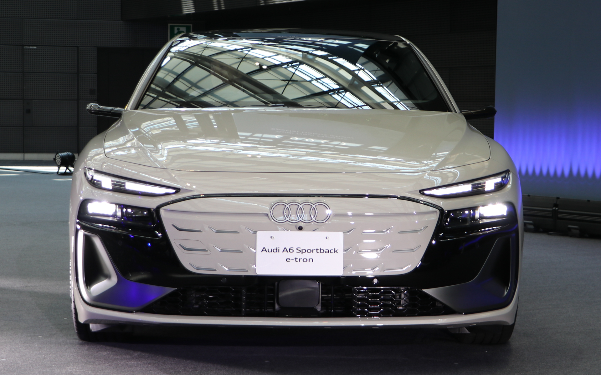 ボディカラーはシャムベージュメタリック