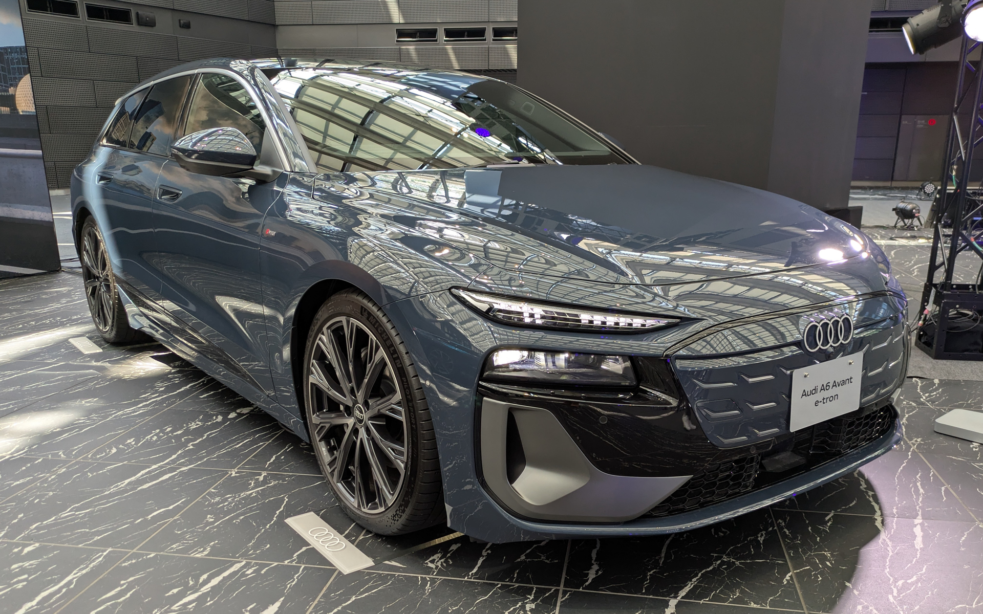 新型A6 Avant e-tron performance。価格は1012万円。ボディカラーはプラズマブルー メタリック