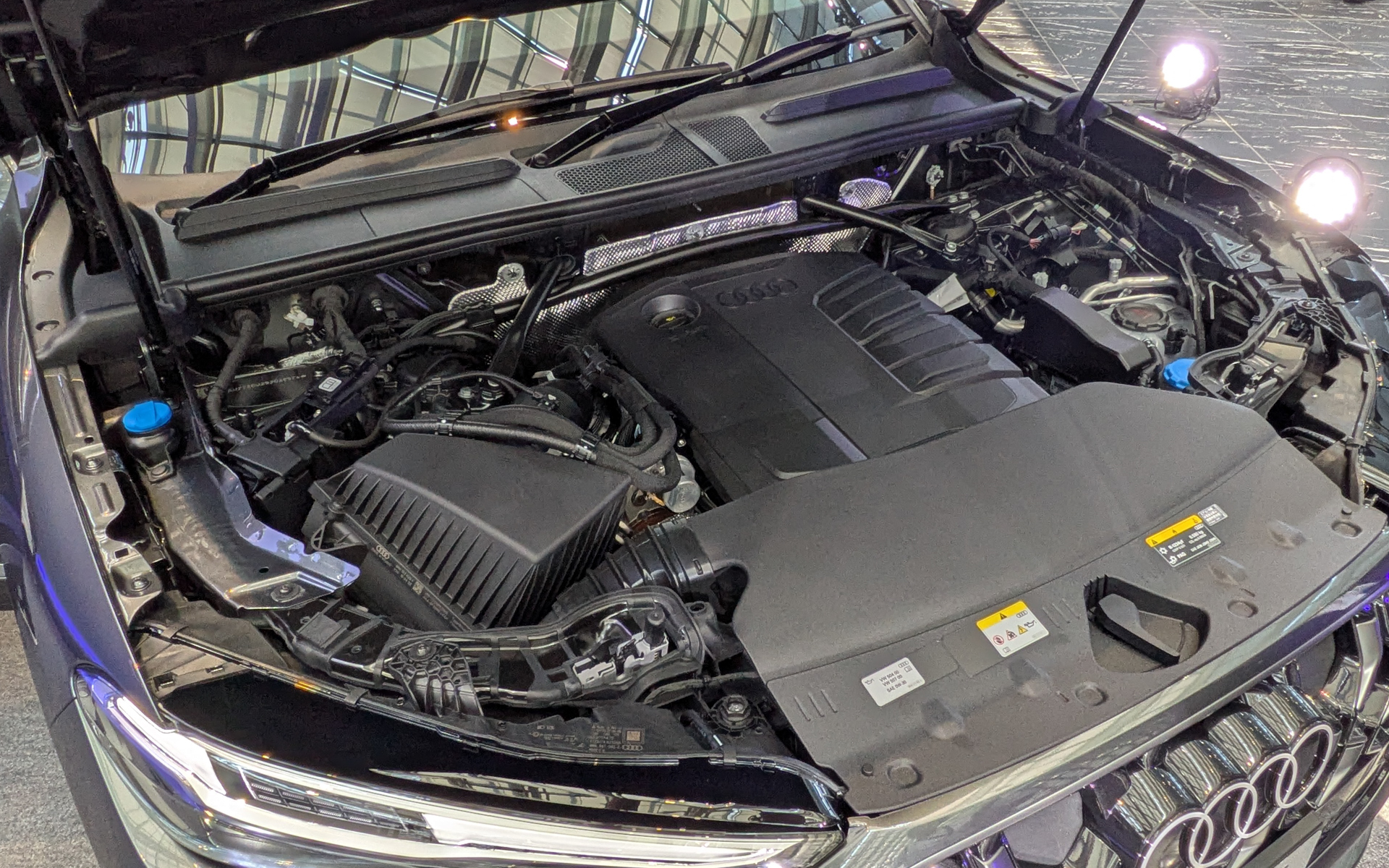 直列4気筒2.0リッターディーゼルターボエンジンは、最高出力150kW（204PS）/3800-4200rpm、最大トルク400Nm/1750-3250rpmを発生。7速Sトロニックトランスミッションが組み合わせられる