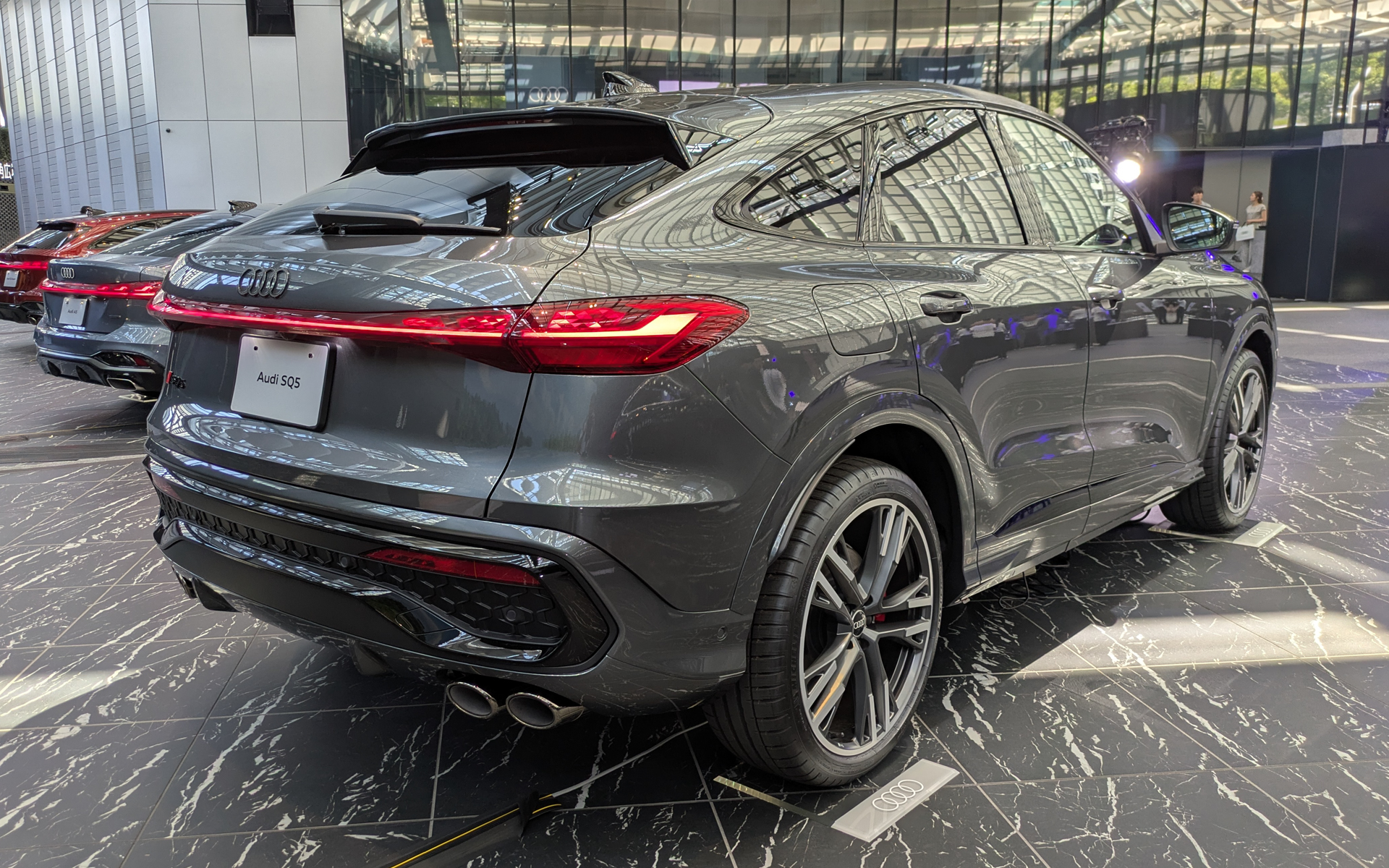 新型SQ5 Sportback。ボディカラーはデイトナグレーパールエフェクト。価格は1058万円