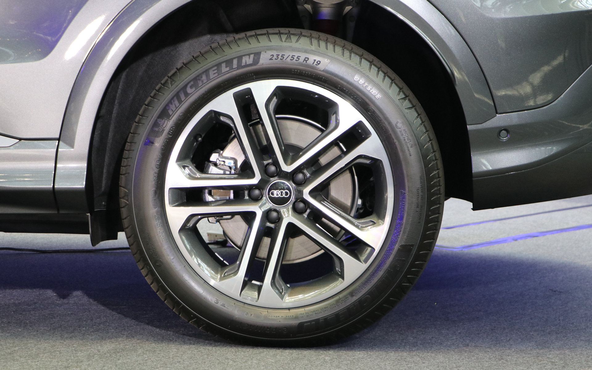 タイヤはミシュランの「eプライマシー」で、サイズは前後とも235/55R19