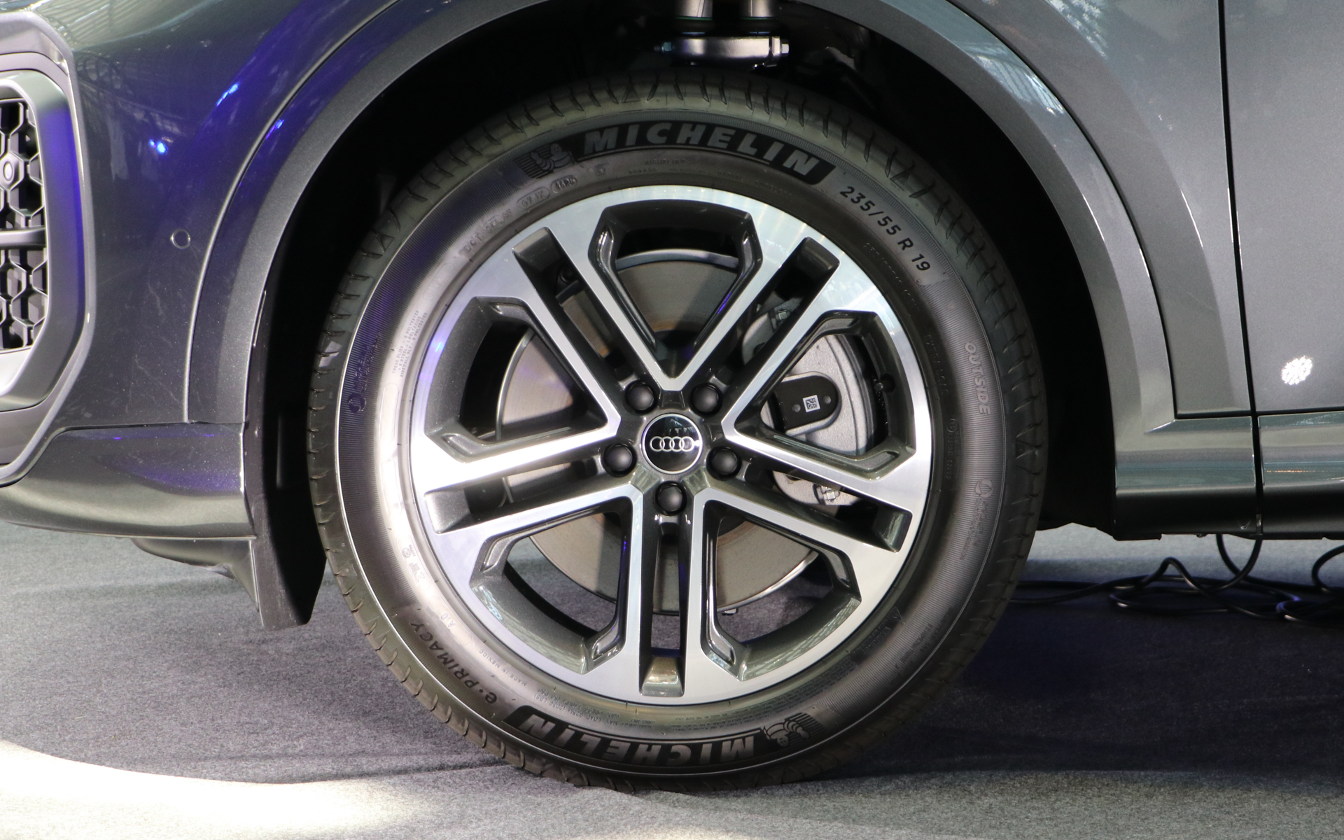 タイヤはミシュランの「eプライマシー」で、サイズは前後とも235/55R19