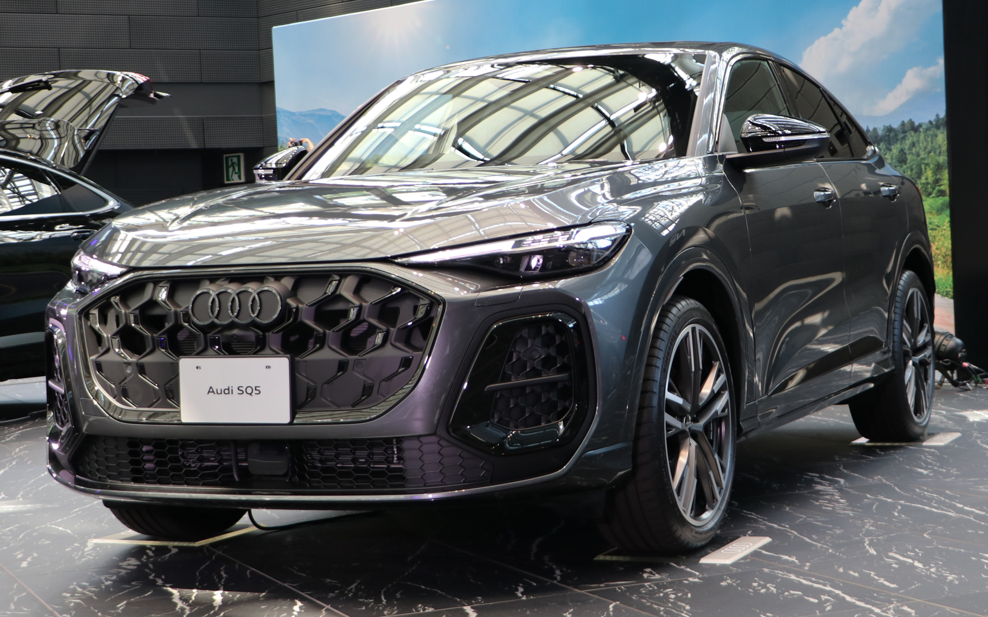 新型SQ5 Sportback。ボディカラーはデイトナグレーパールエフェクト。価格は1058万円