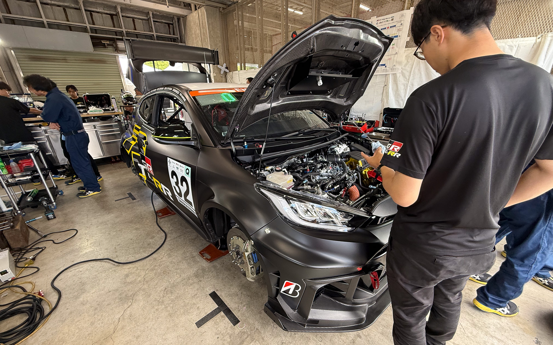 スーパー耐久のオートポリス戦に合わせて再セッティングが進む32号車 GRヤリス DAT