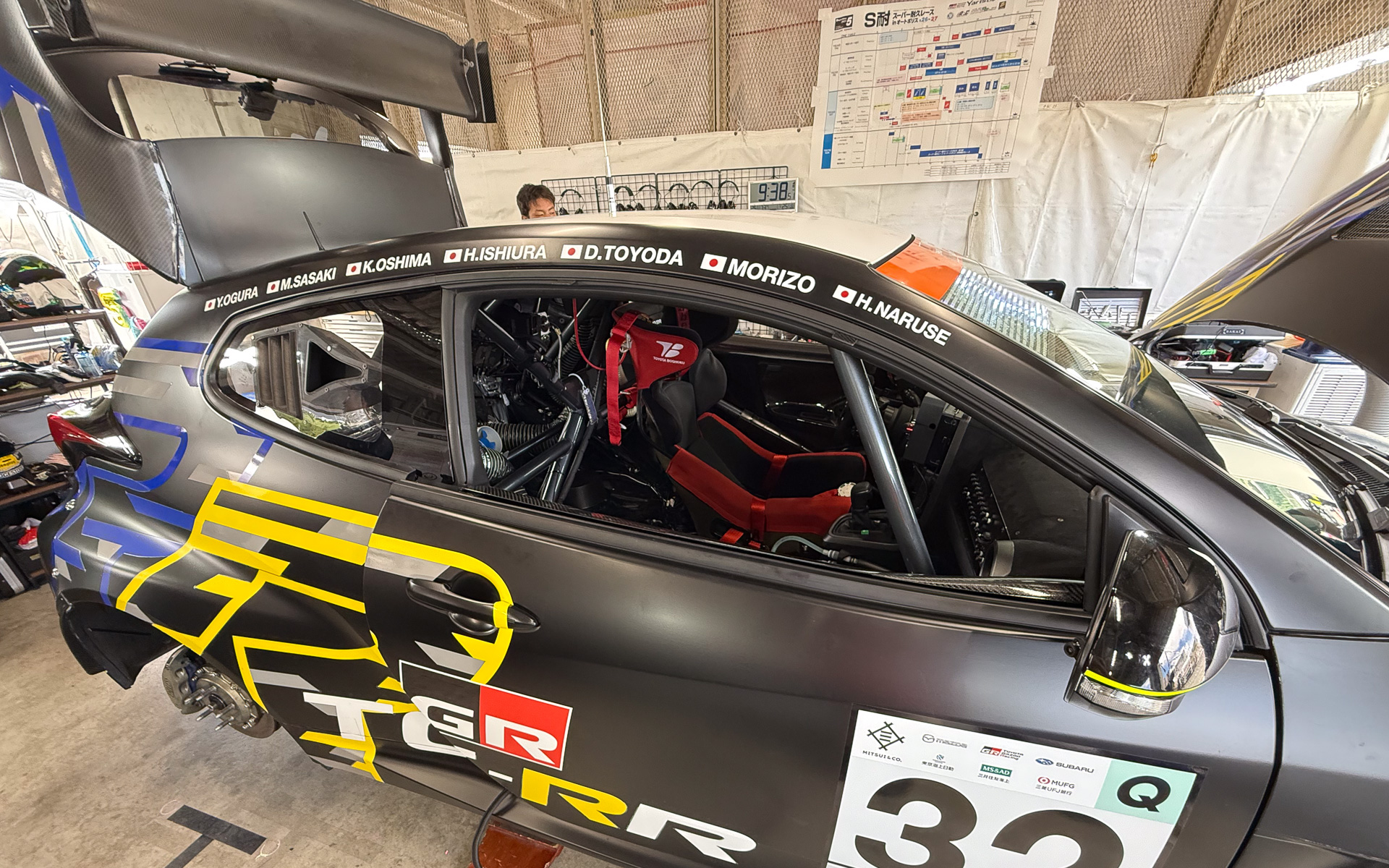 ニュルブルクリンク24時間レースの参戦ドライバーに加え、オートポリスでの参戦ドライバーである佐々木雅弘/小倉康宏選手の名前が並ぶ