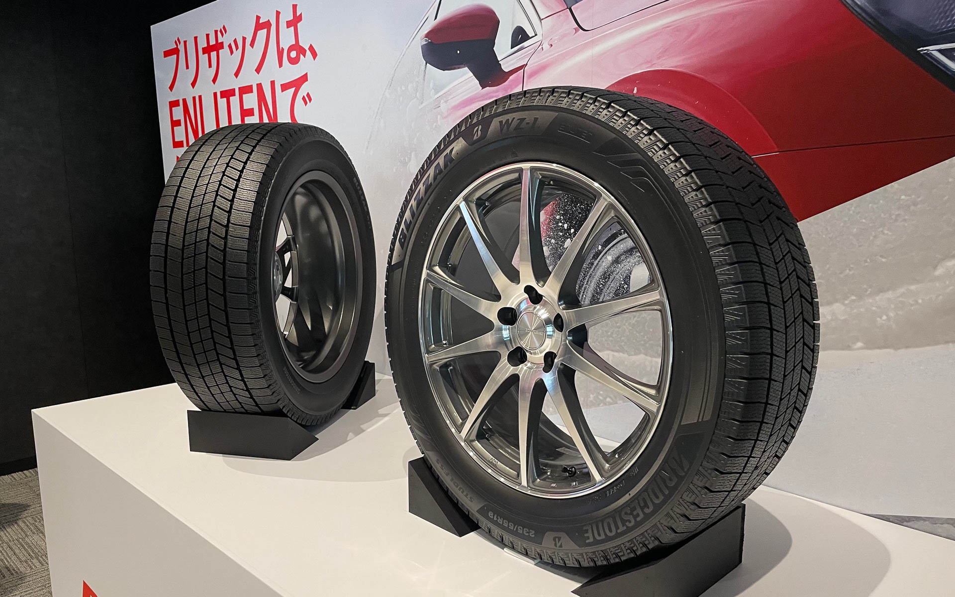 ディスプレイされていた「WZ-1」。ショルダーブロックの接地形状が丸みを帯びているためか、VRX3より安定感が高く見えた