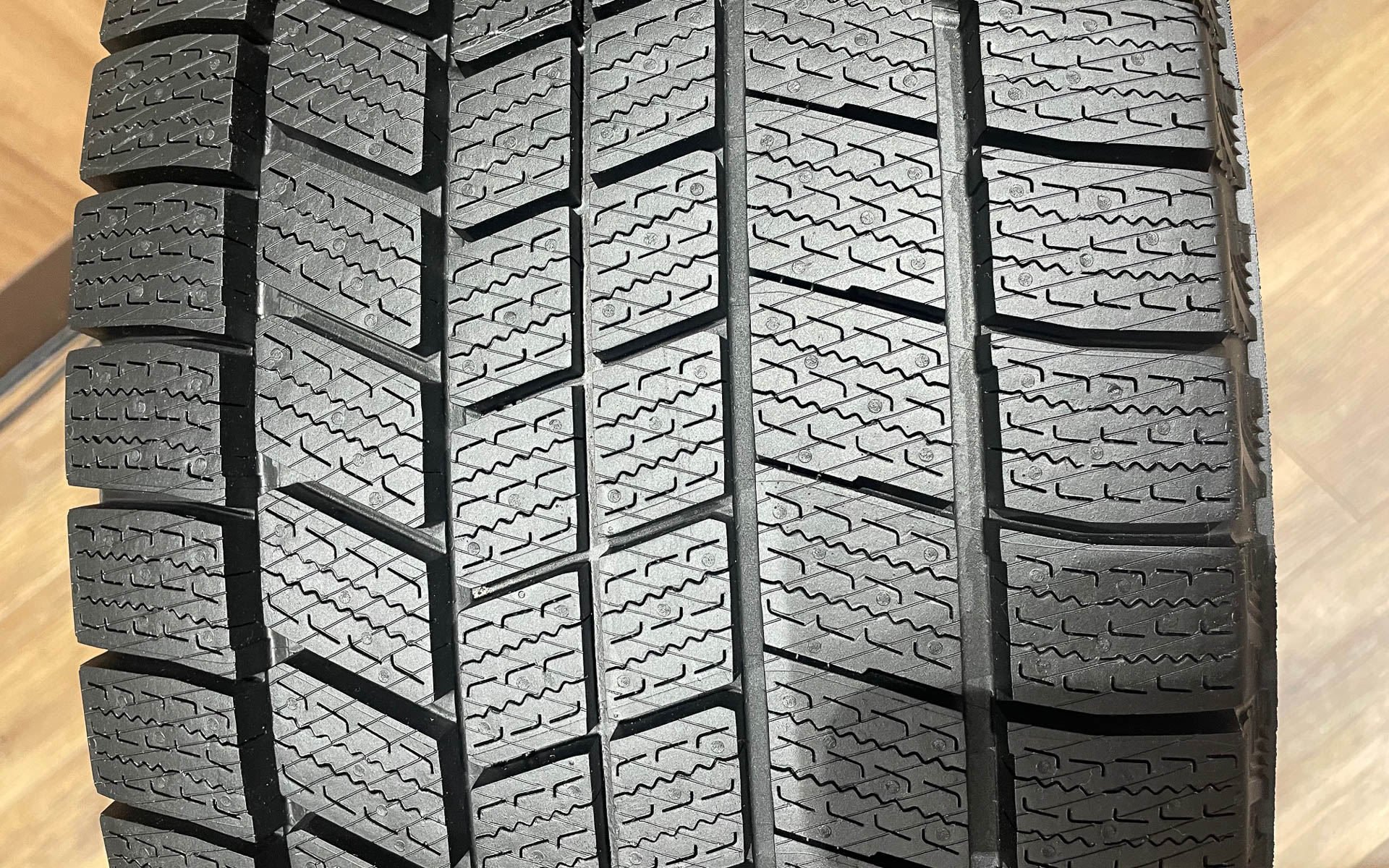 WZ-1の大径サイズのパターン。従来のVRX3を連想させるパターンだがL字ブロックなど新しい試みがなされている