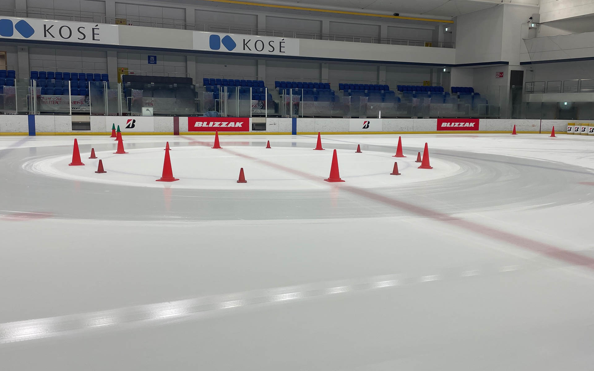 KOSE 新横浜スケートセンターのアイスリンクに設けられたスタッドレス用の特設コース