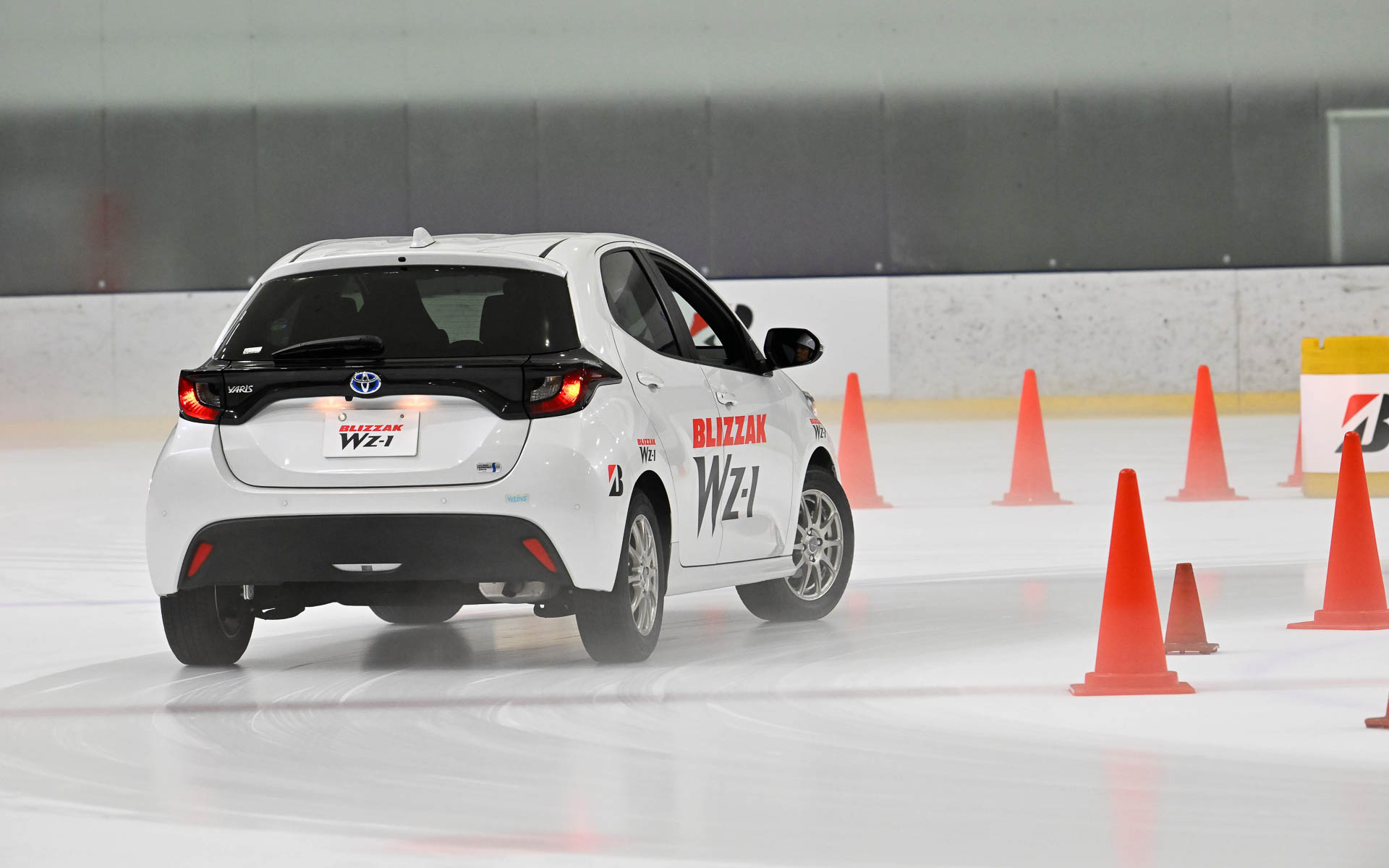 10km/h前後の速度で円をグリップさせながら走る。4輪のグリップバランスがよく、アンダー傾向となったために旋回速度は少し落ちたが姿勢安定性は優れていた