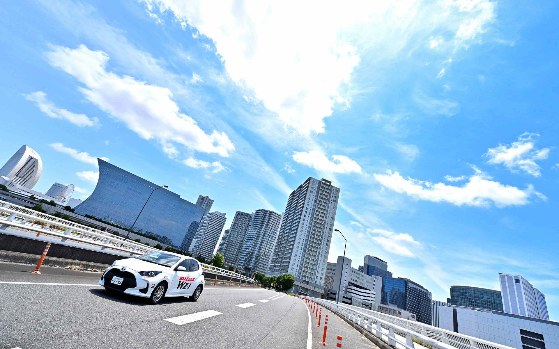 スタッドレスには似合わない夏空の下、ロードノイズも小さく快適に走れた