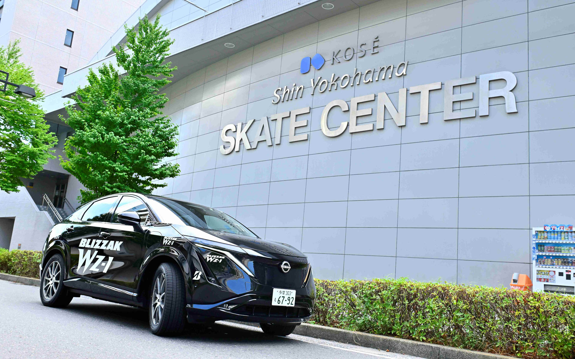 アリアのタイヤサイズは235/55R19。重量級のBEVでドライ路面を走る。ハンドルの反復操作で少し位相のずれが出るがベッタリと高速道路を走れた