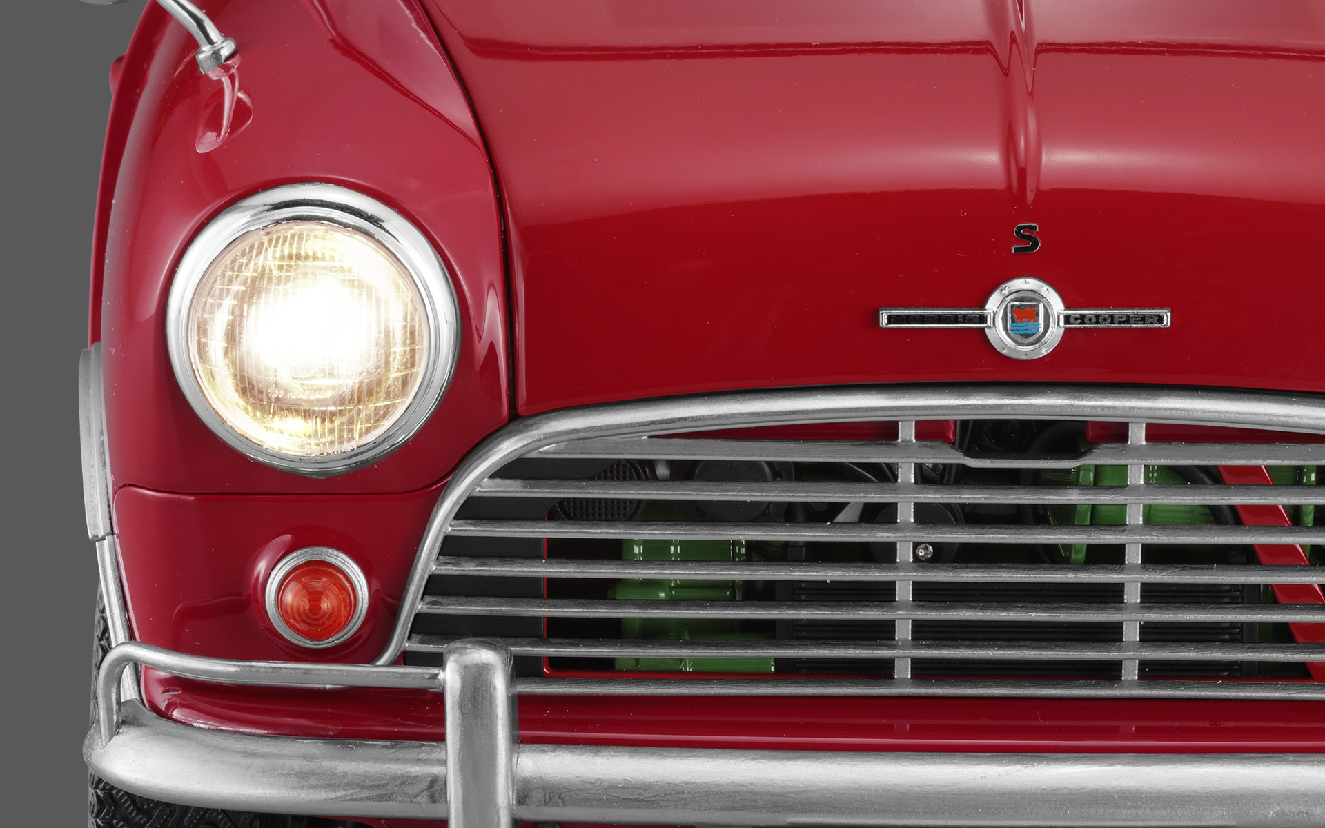 ヘッドライトやコンビネーションランプなどは実車同様に光る