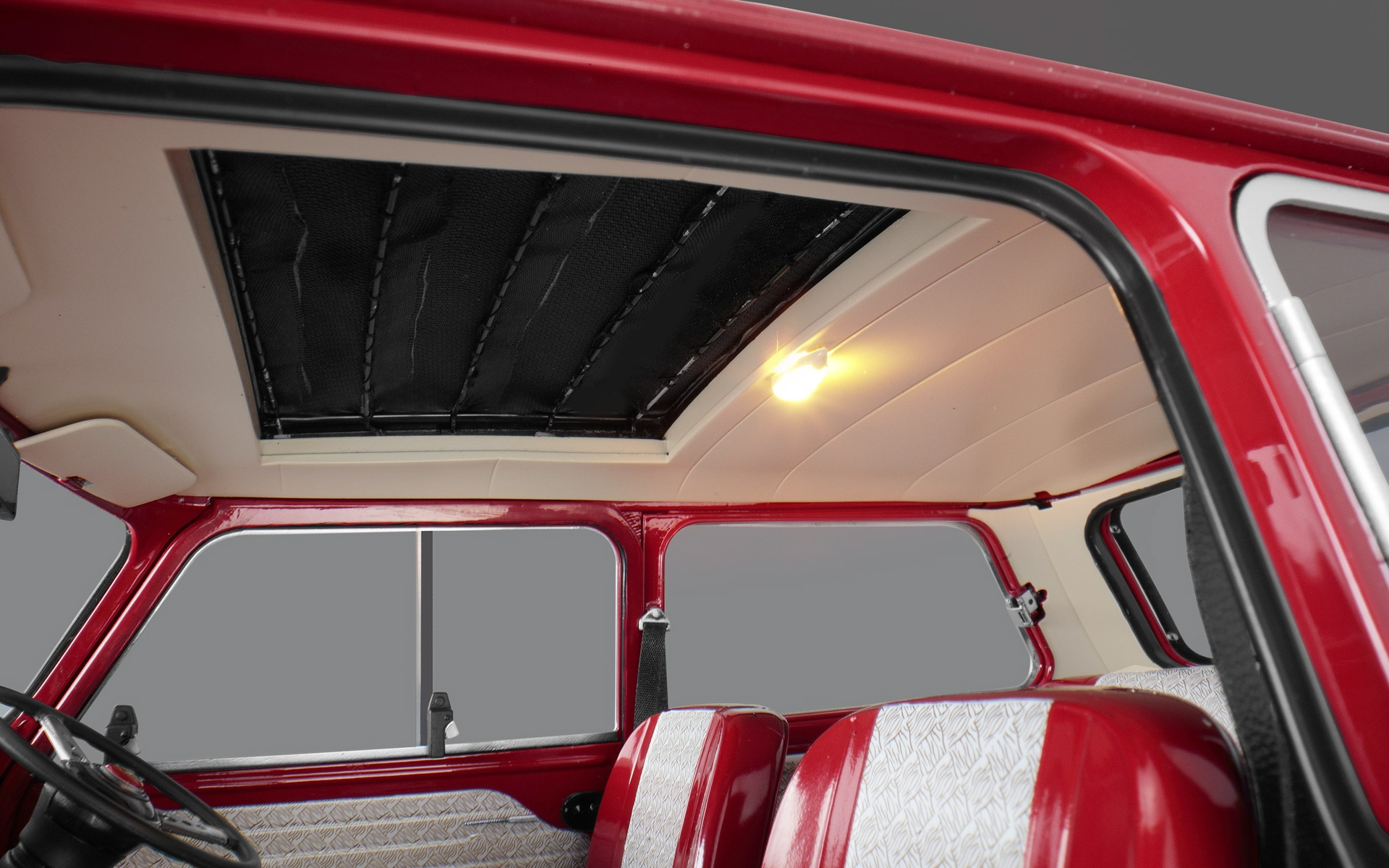 室内灯は小さいながらもクラシカルな電球色で発光